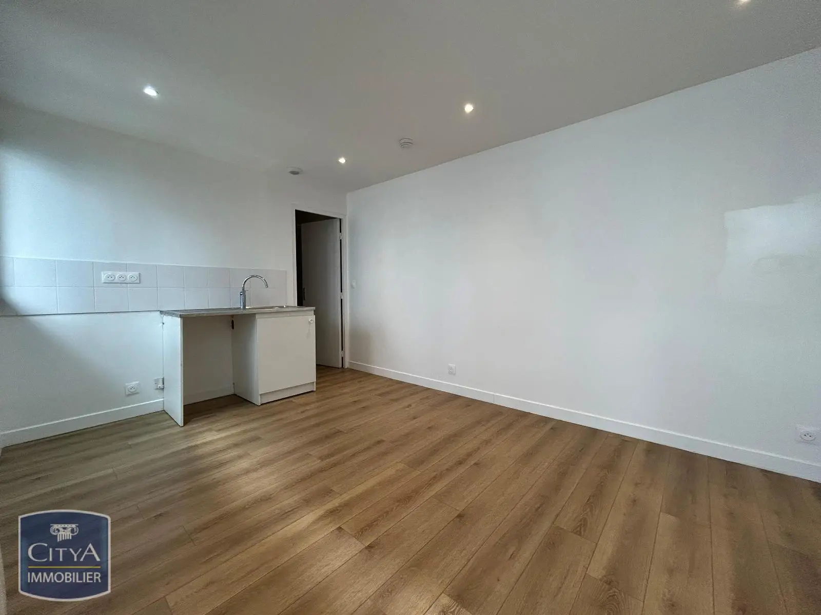 Photo 2 Appartement 1 pièce 16.76m²