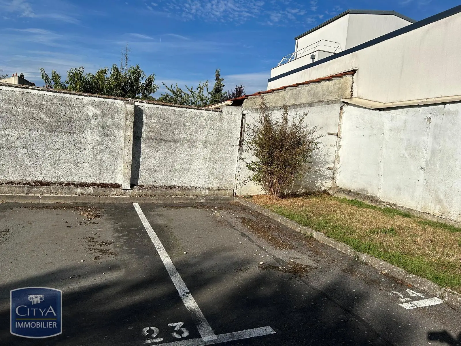 Photo 1 Parking