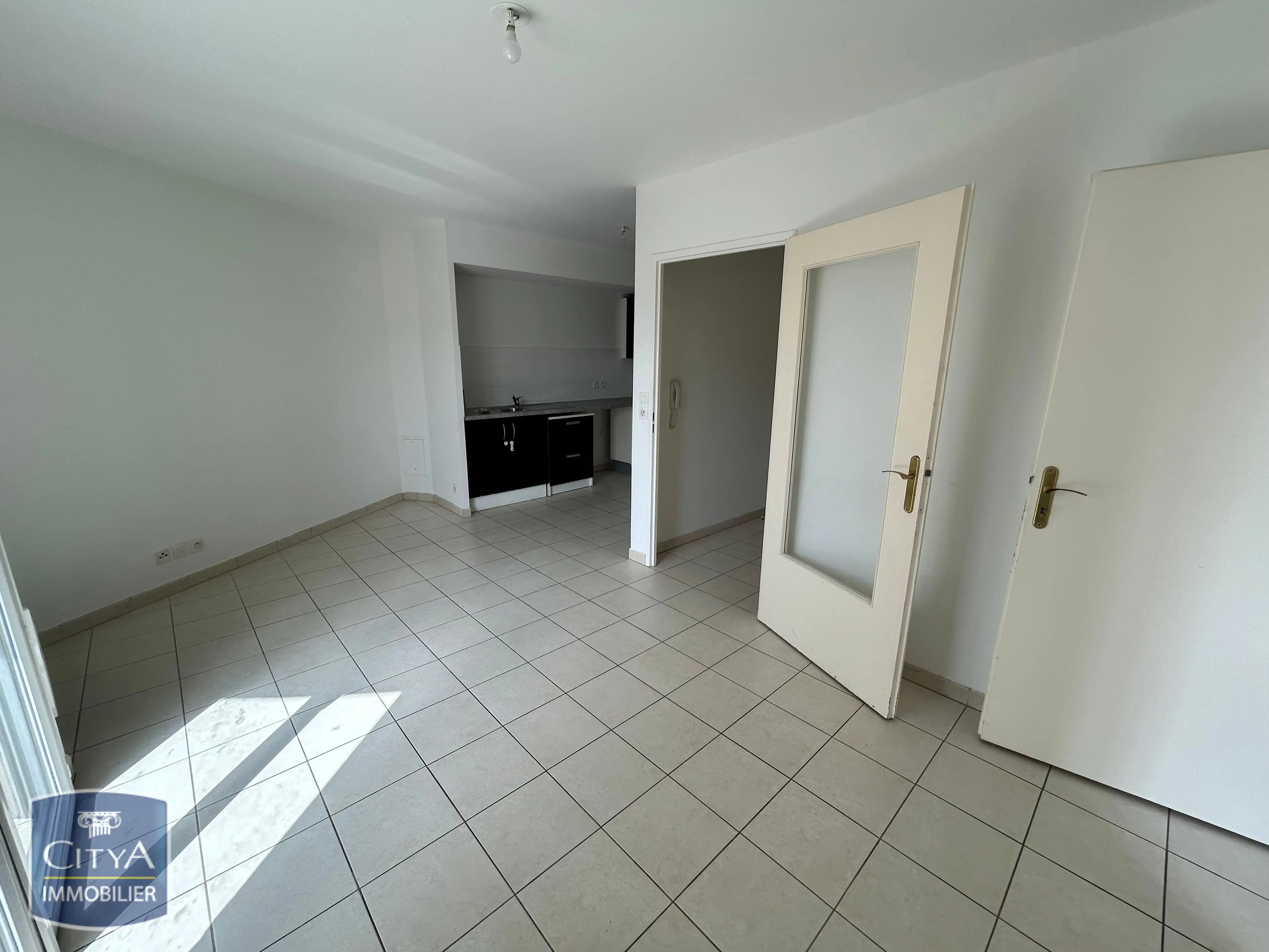 Corbeil-Essonnes (91100) Appartement 2 pièces 43.9m² photo 3