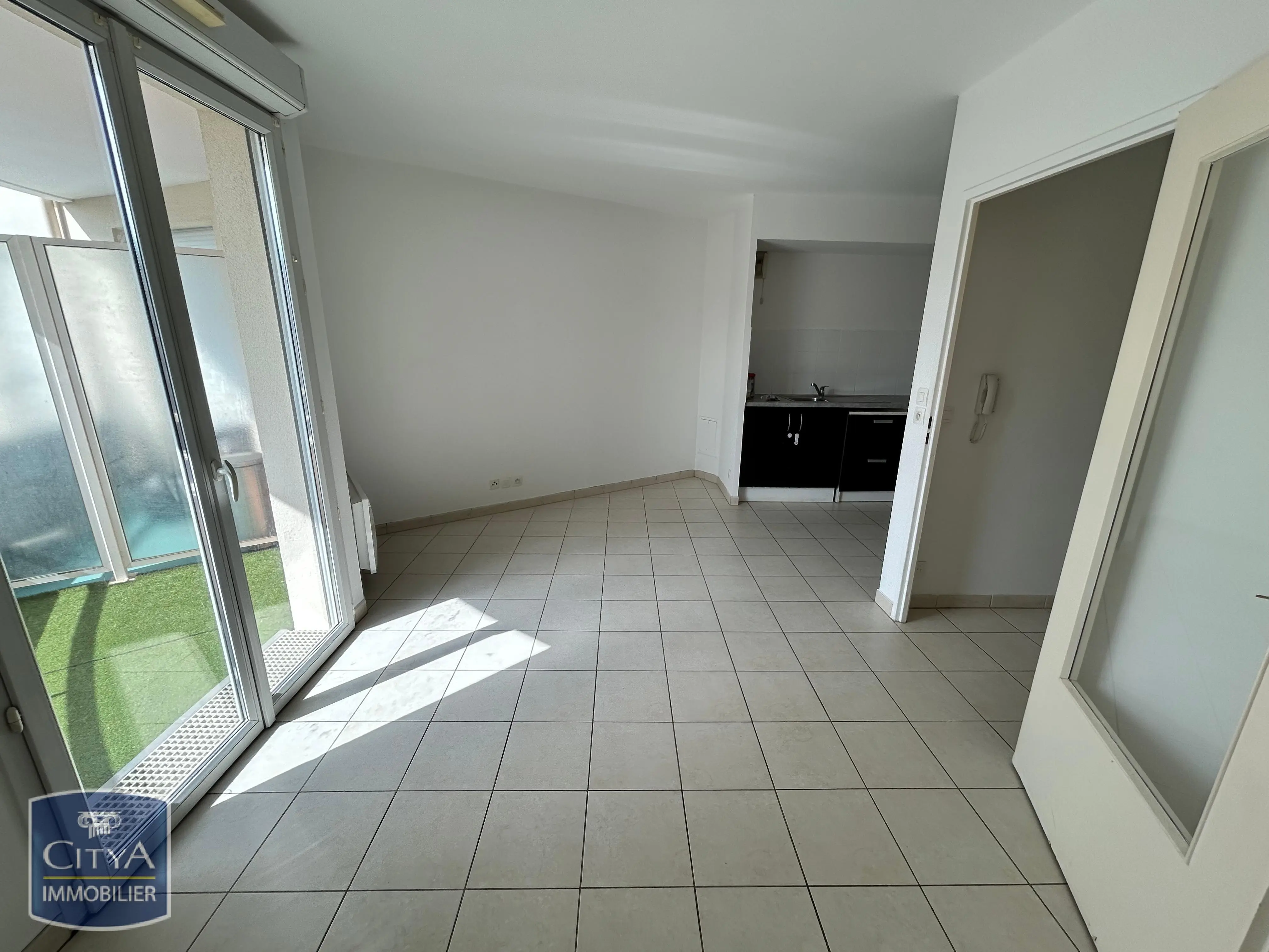 Corbeil-Essonnes (91100) Appartement 2 pièces 43.9m² photo 2