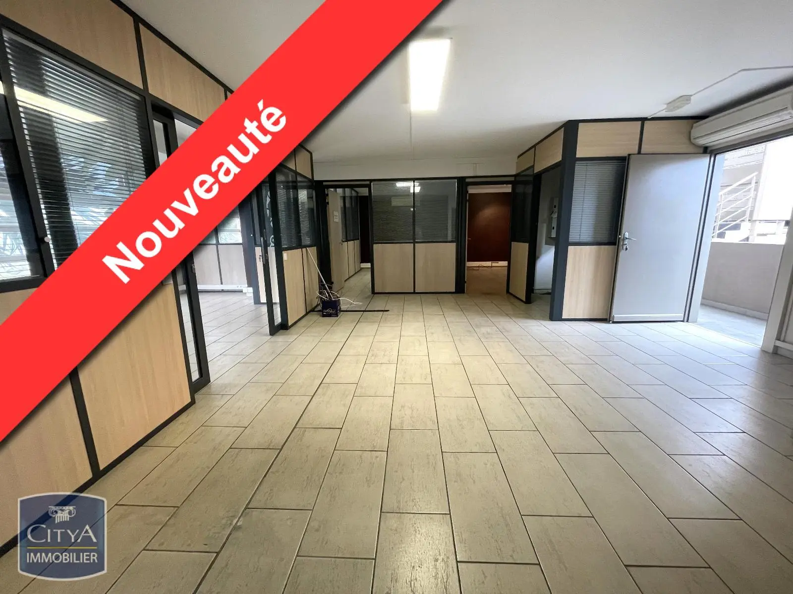 Photo 1 Local Professionnel 140m²
