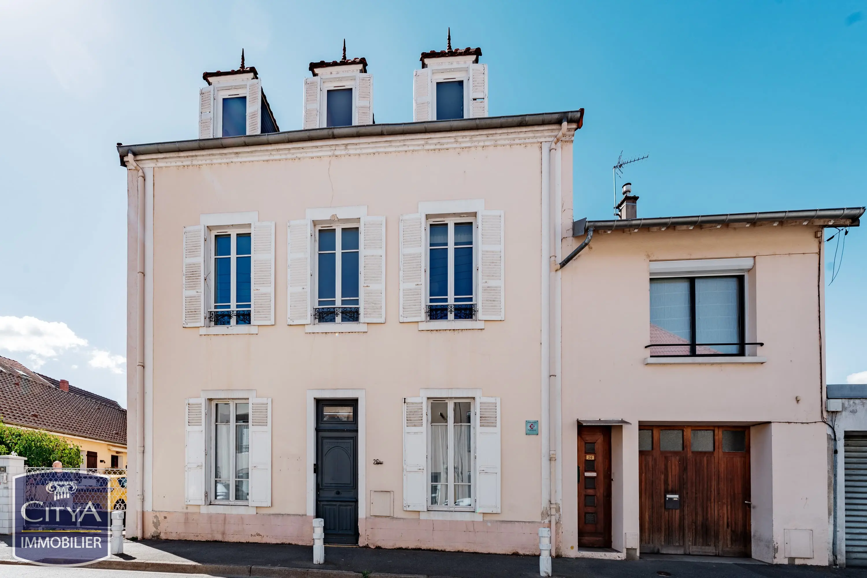 Photo 1 Maison 9 pièces 240m²