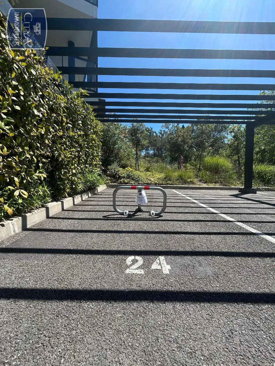 Photo 2 Parking
