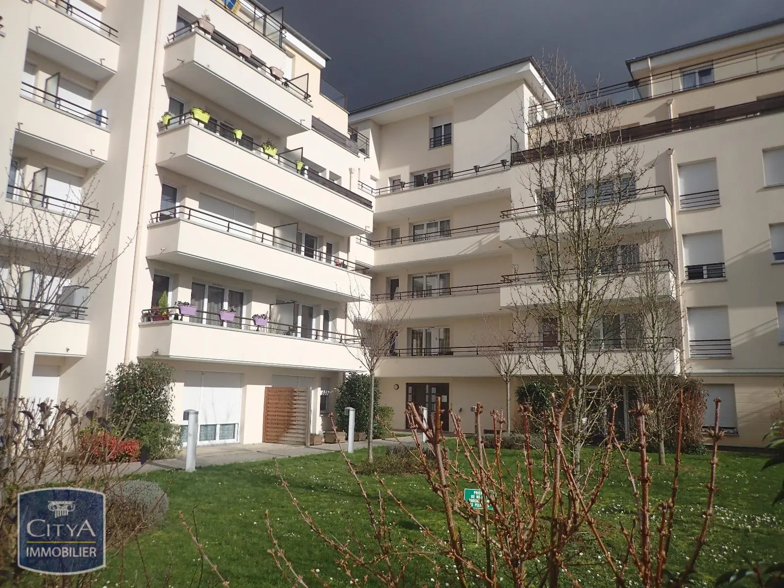 Photo 1 Appartement 1 pièce 24.42m²