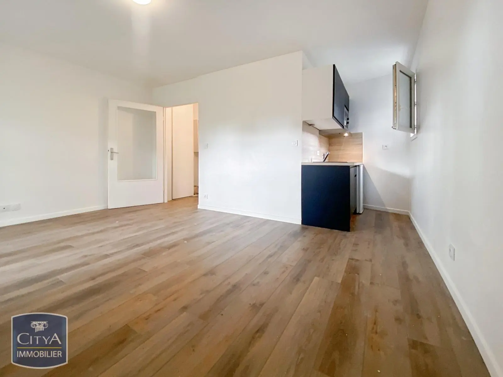 Photo 1 Appartement 1 pièce 23.89m²