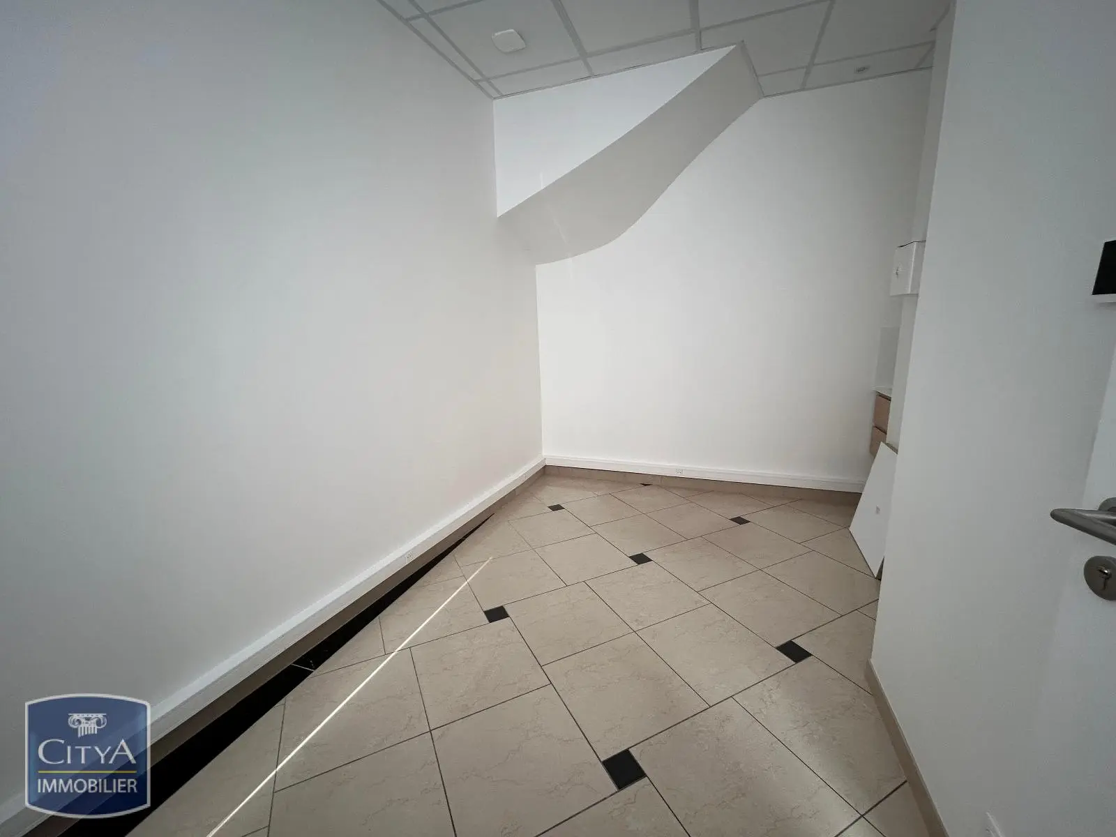 Photo 2 Local Professionnel 1 pièce