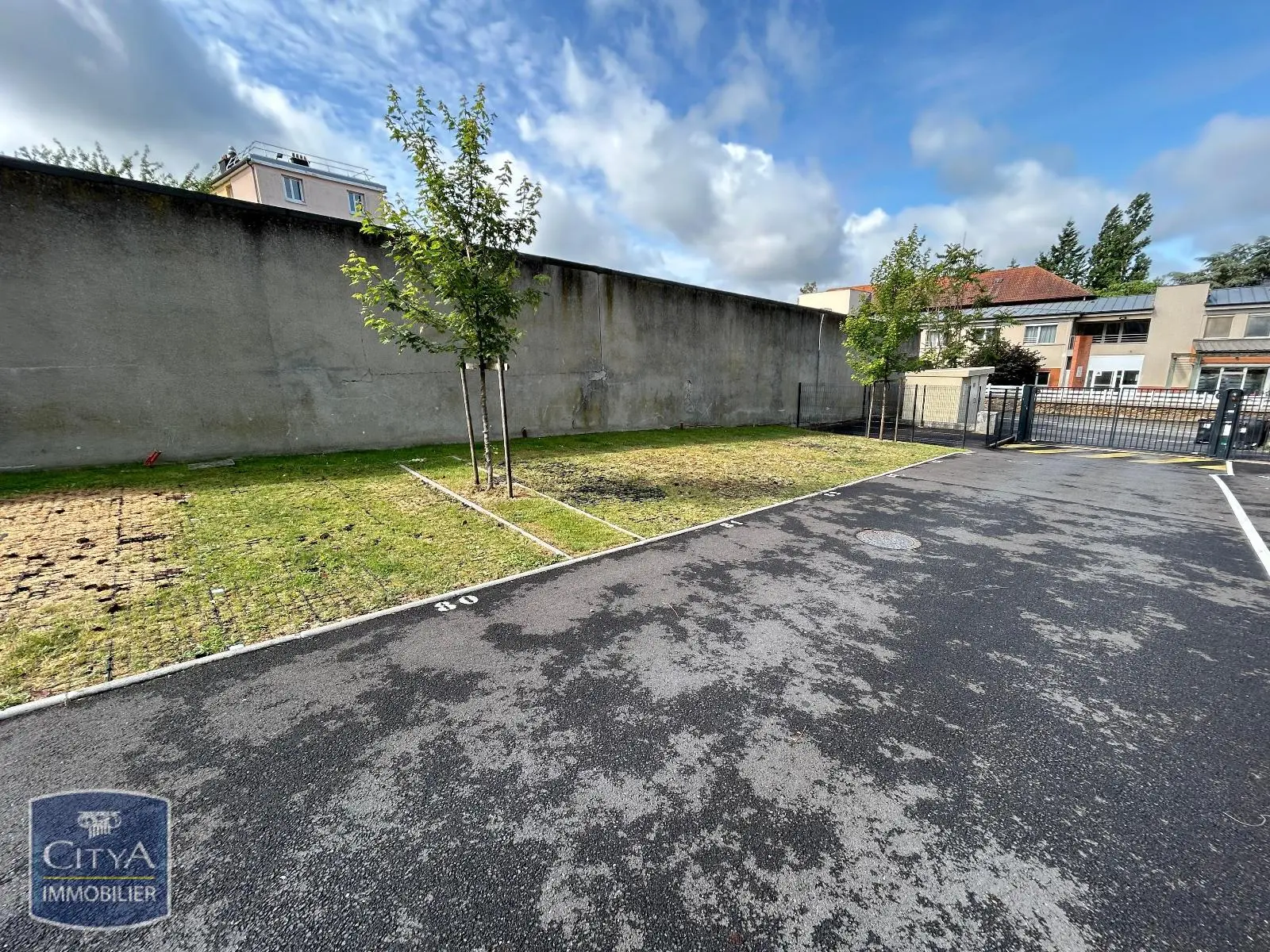 Photo 1 Parking