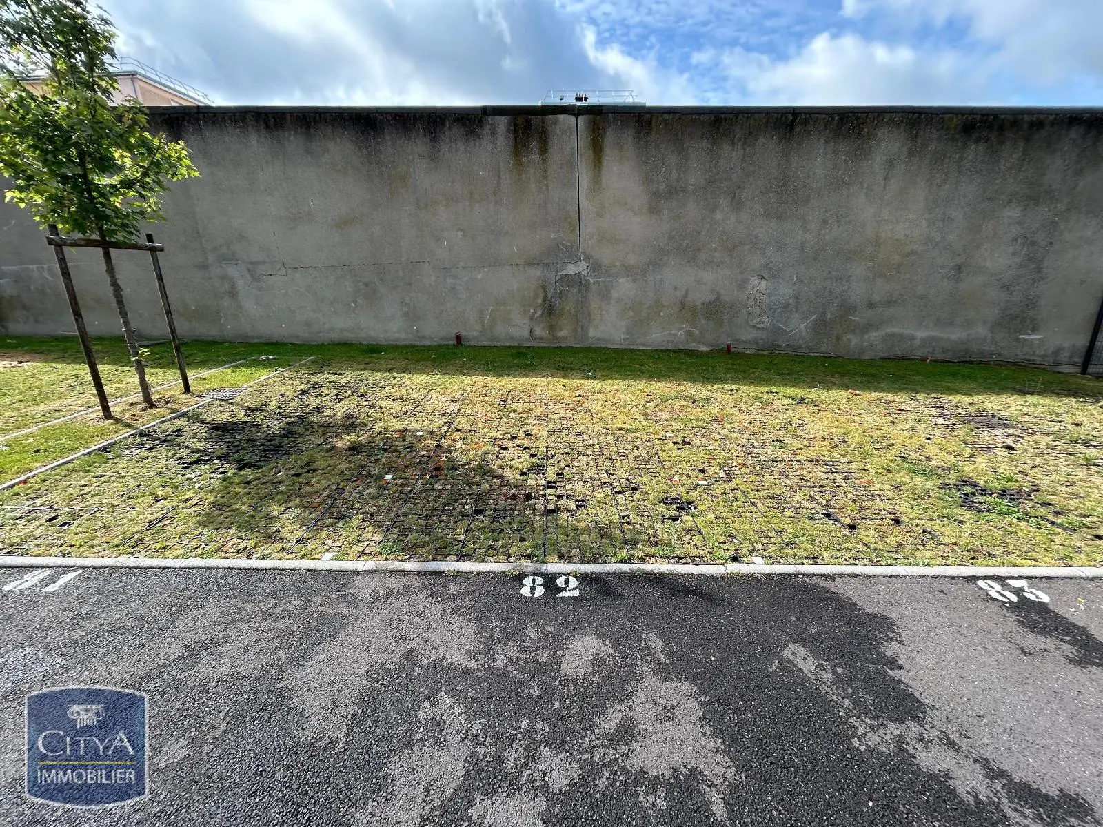Photo 2 Parking