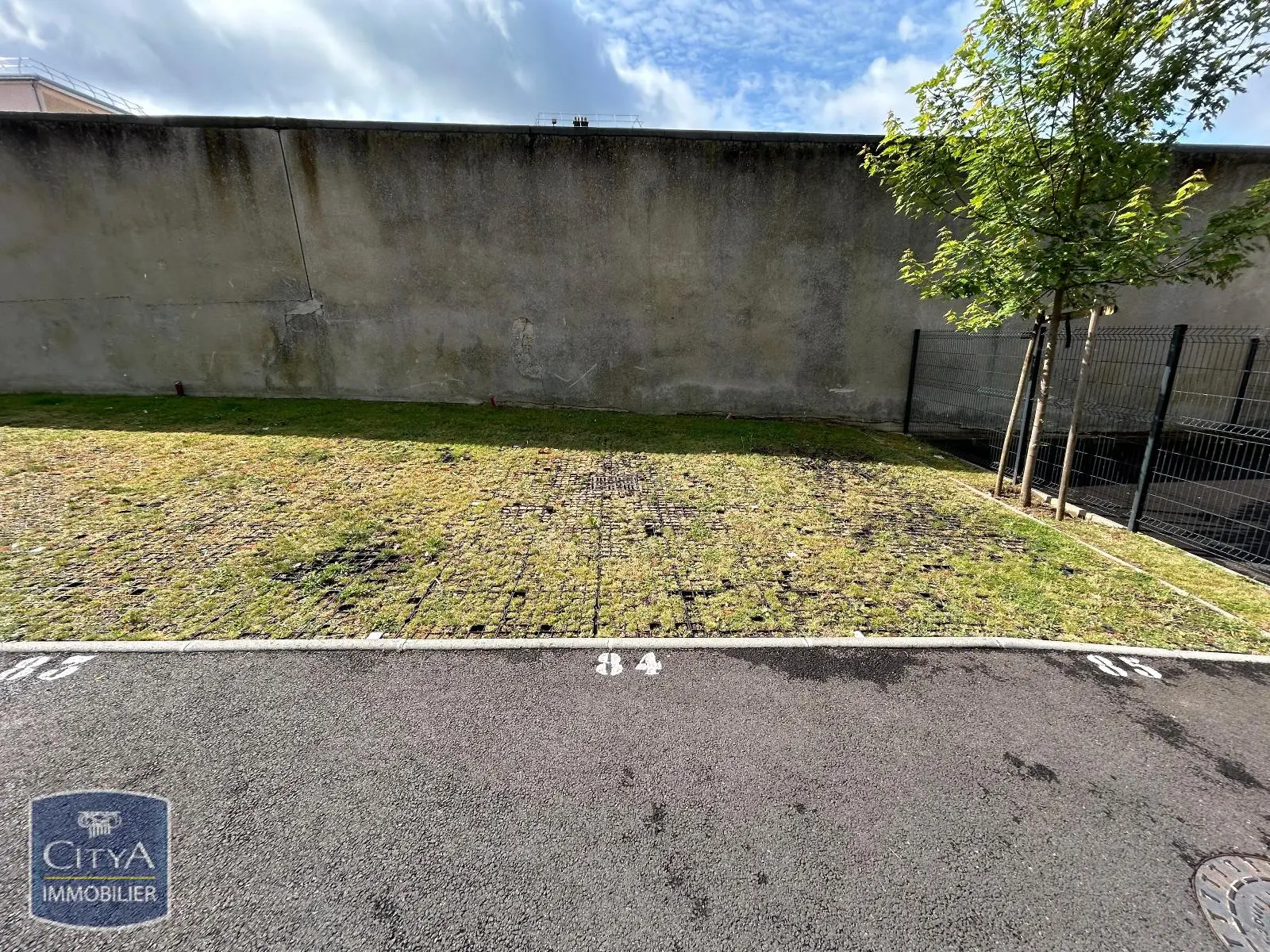 Photo 2 Parking