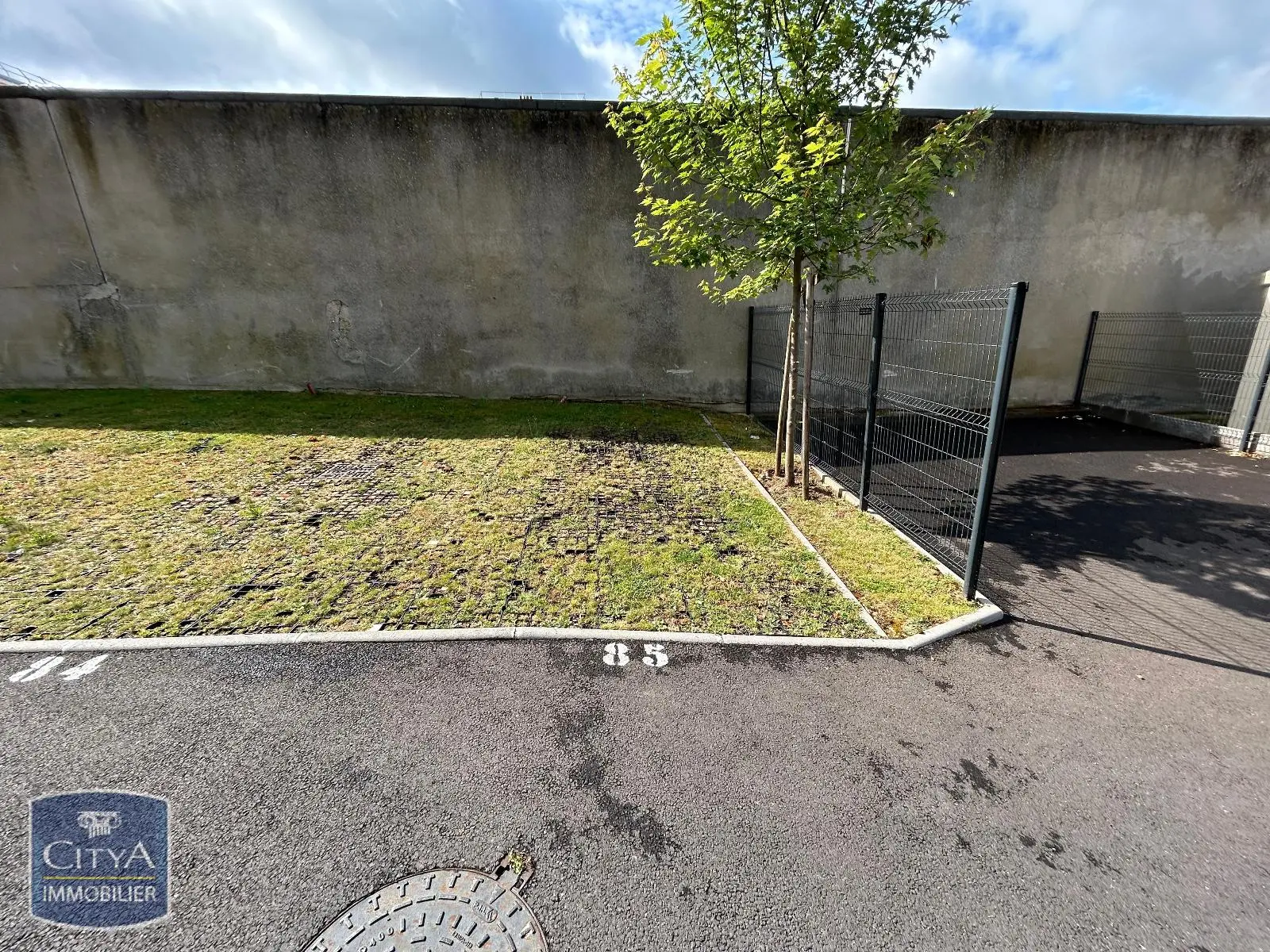 Photo 2 Parking