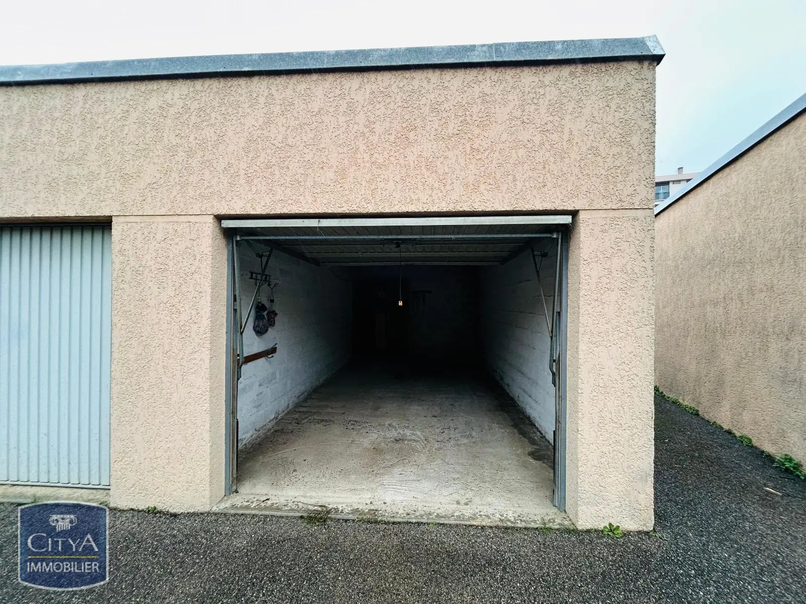 Photo 1 Parking