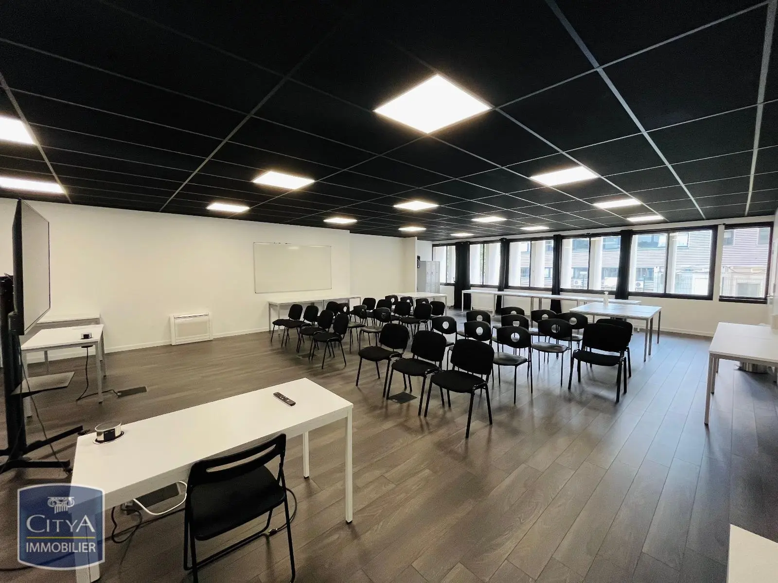 Photo Local Professionnel 103m²