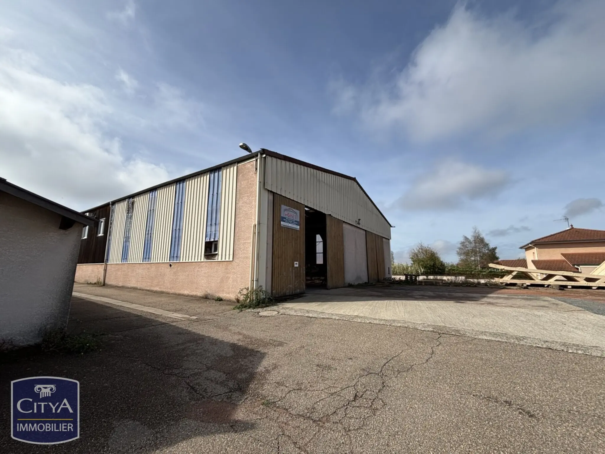 Photo 1 Local Professionnel 1000m²