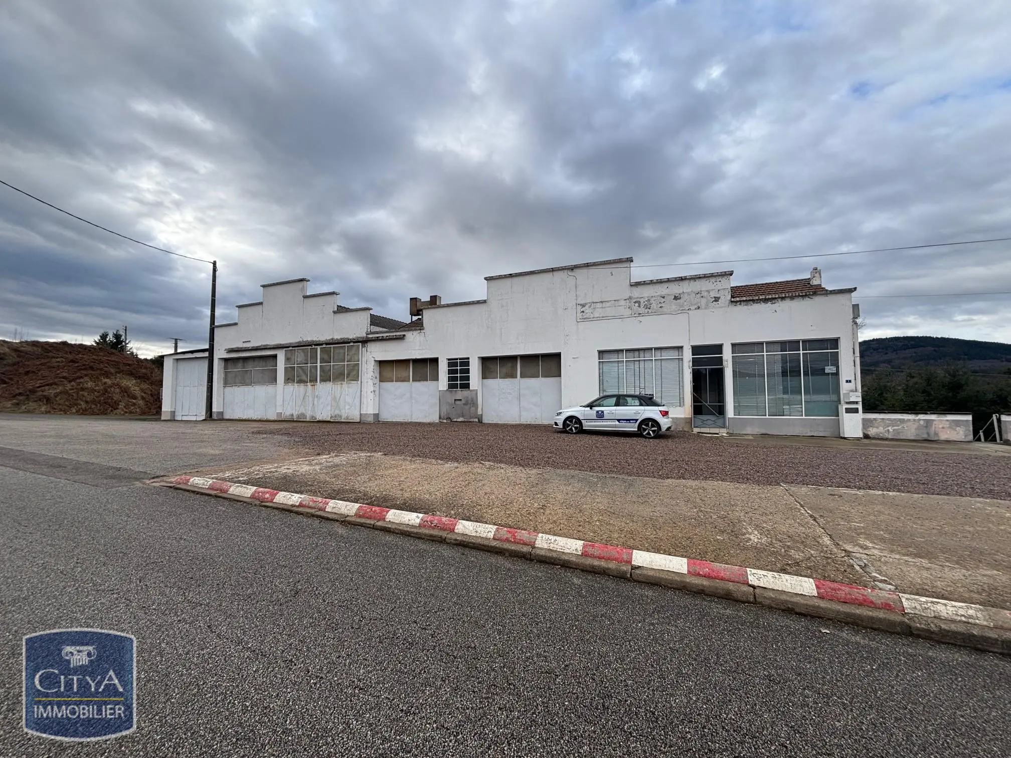 Photo 2 Local Professionnel 750m²