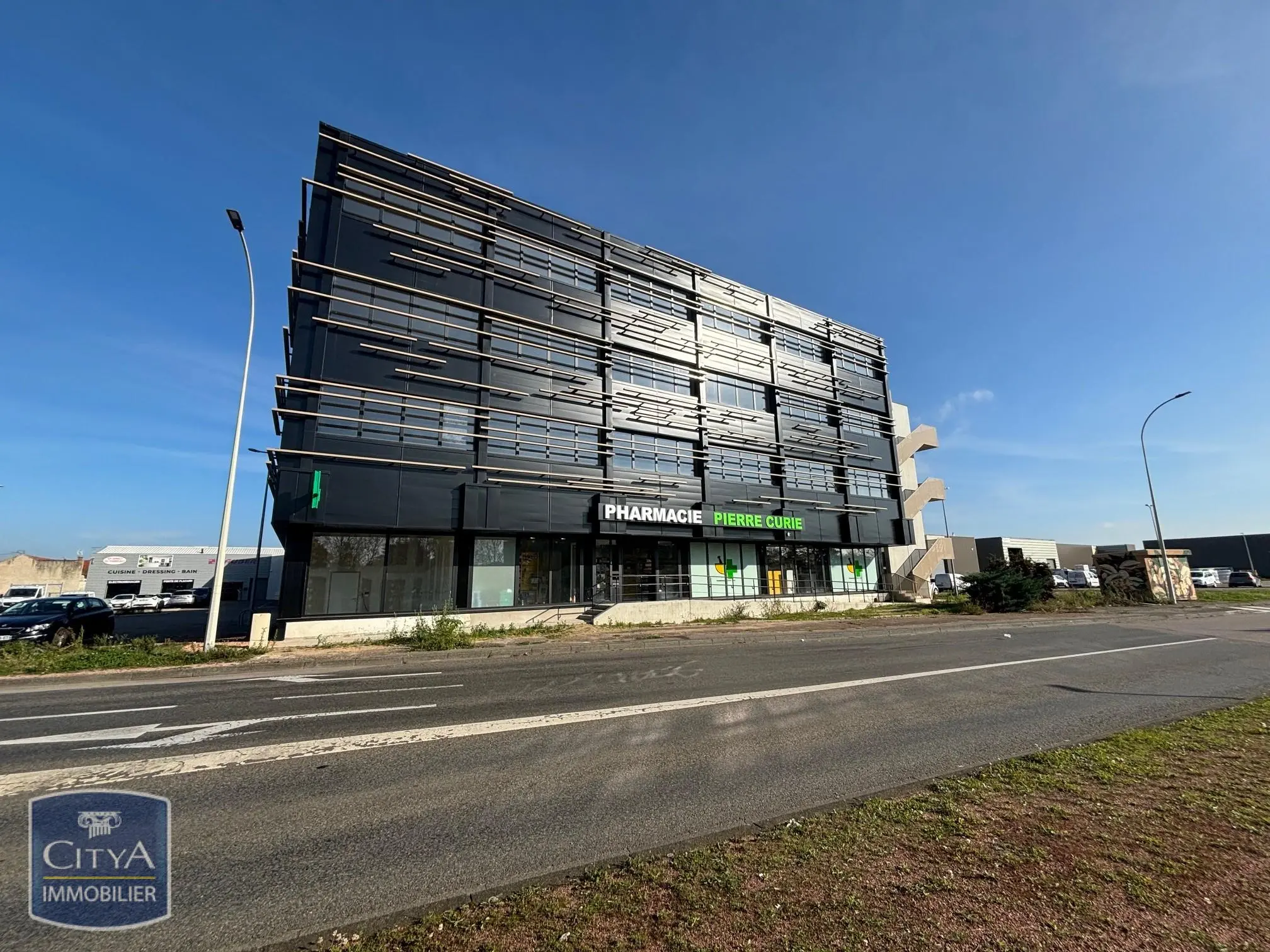 Photo 1 Local Professionnel 110m²