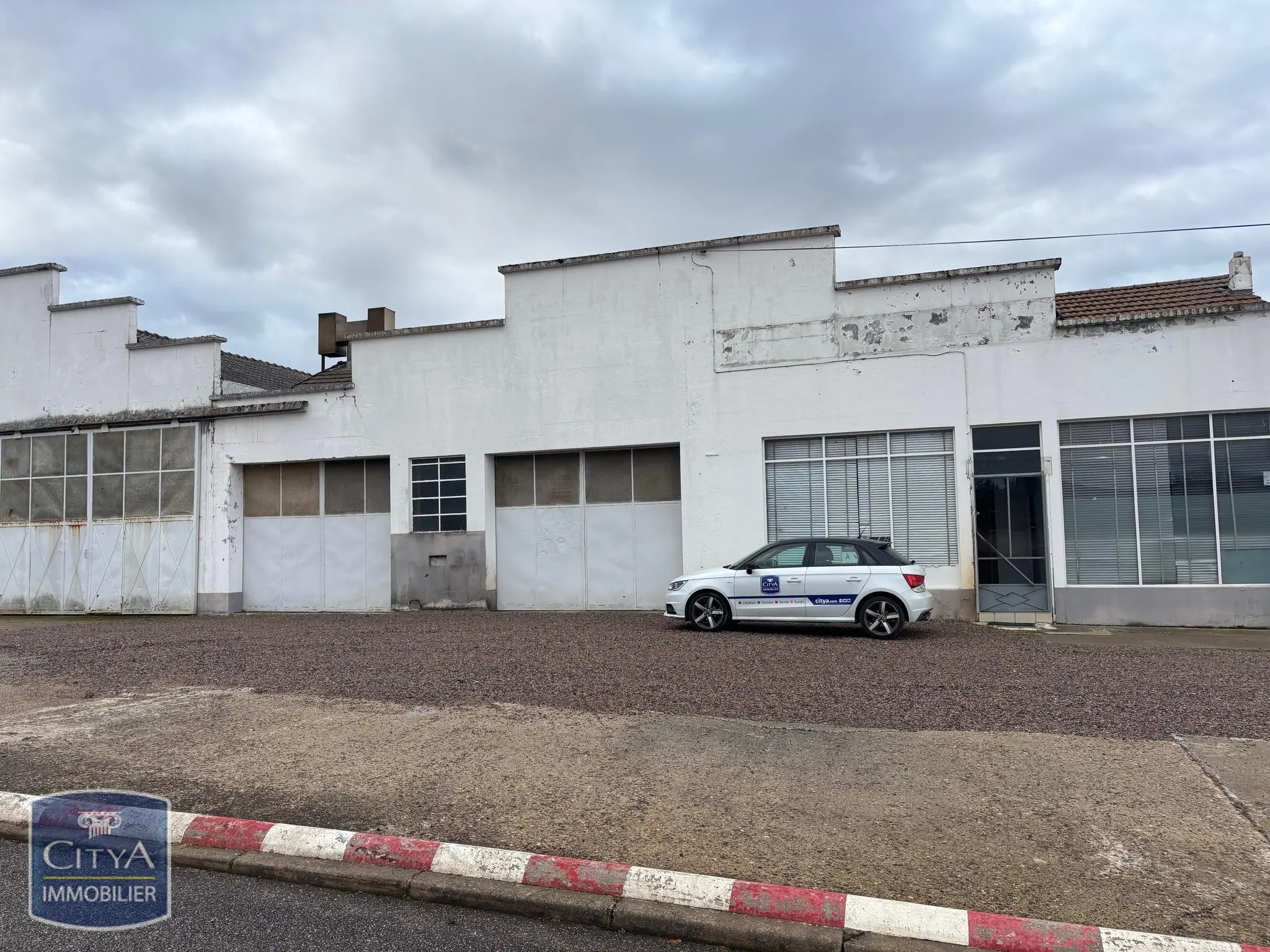 Photo 1 Local Professionnel 750m²