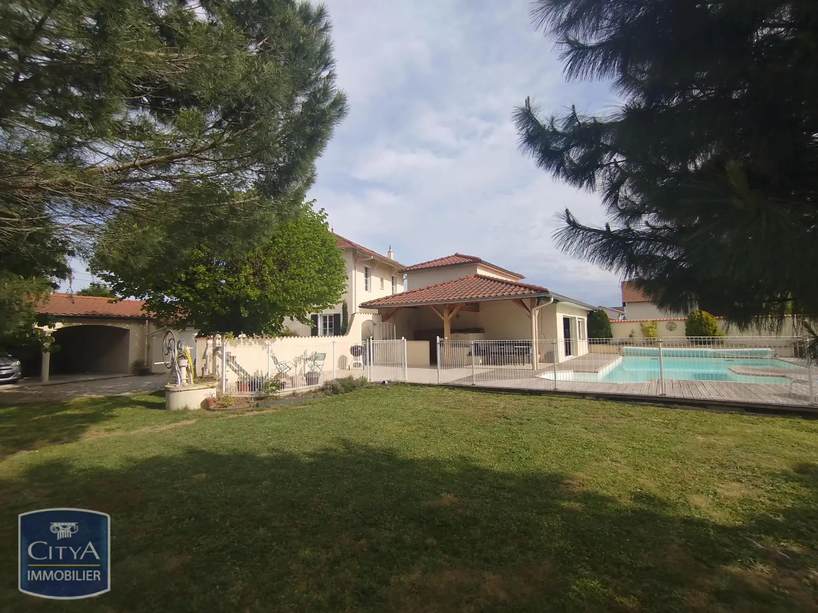 Photo 1 Maison 9 pièces 231.93m²