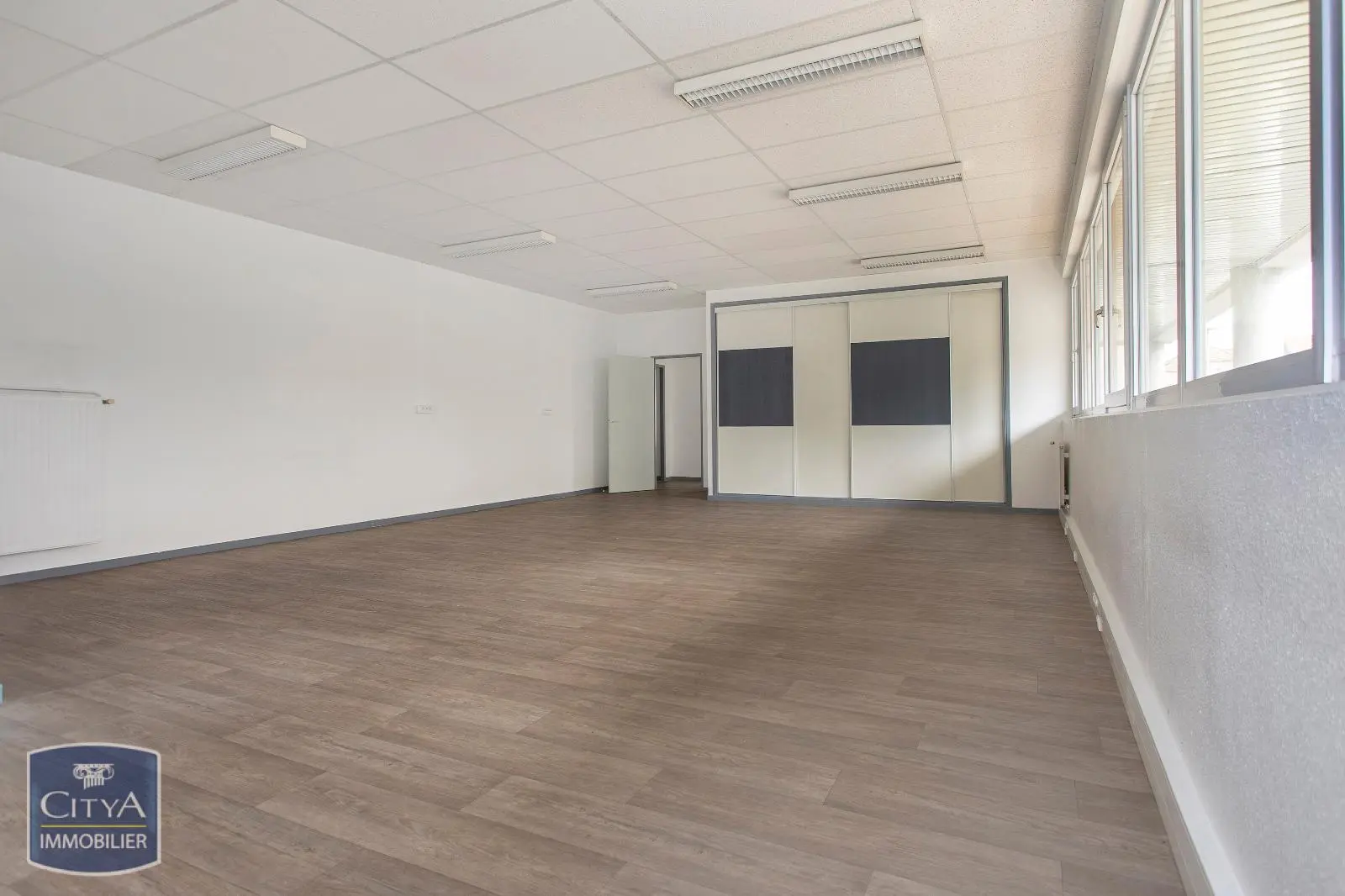 Photo 5 Local Professionnel 10 pièces 323m²