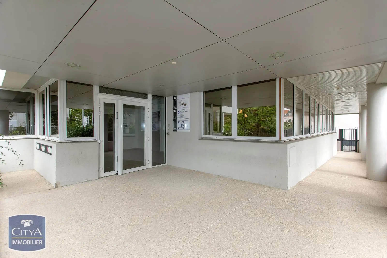Photo 1 Local Professionnel 10 pièces 323m²