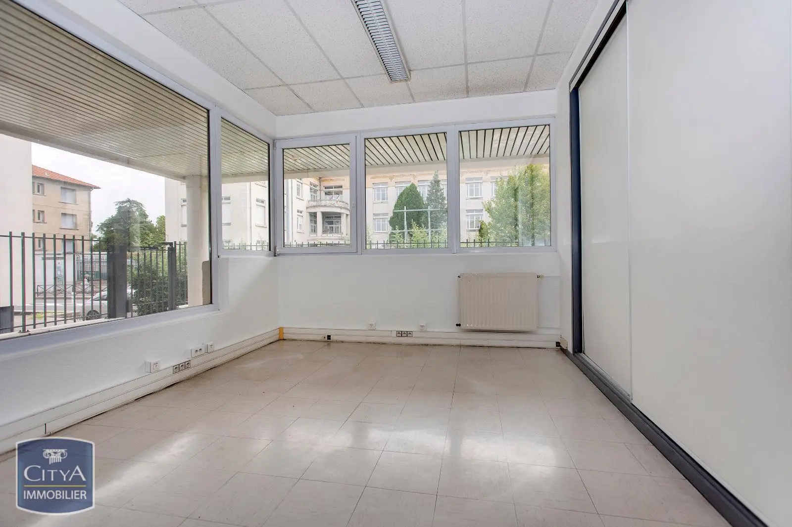 Photo 3 Local Professionnel 10 pièces 323m²