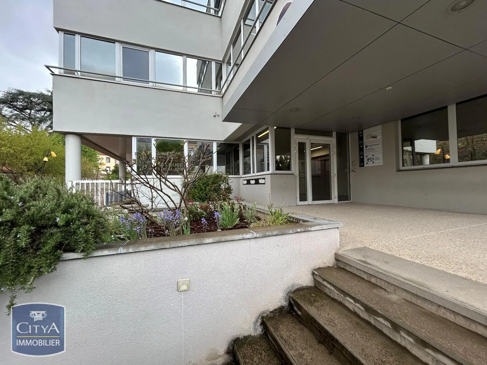 Photo 1 Local Professionnel 10 pièces 323m²