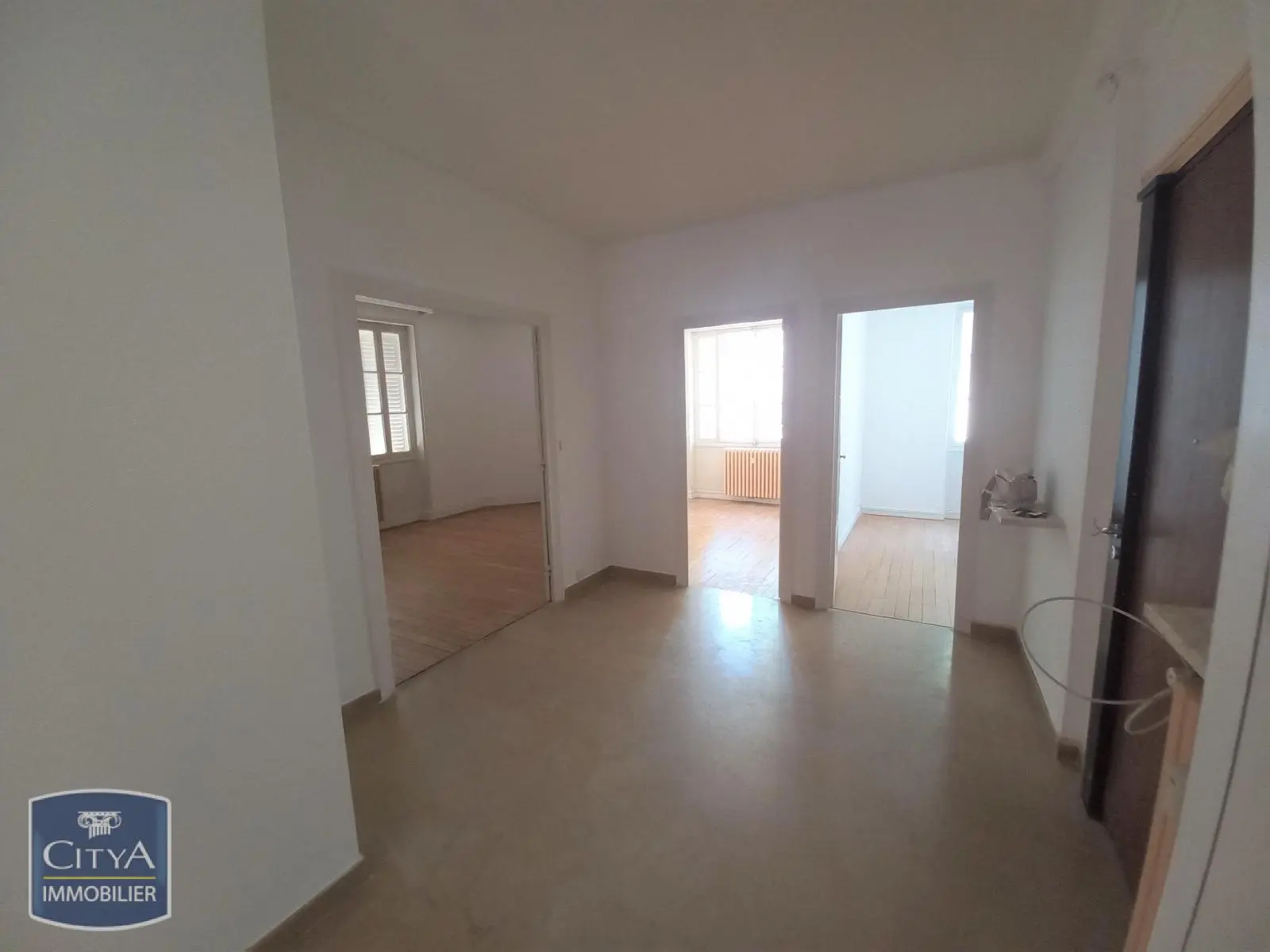 Photo 1 Local Professionnel 6 pièces 97m²