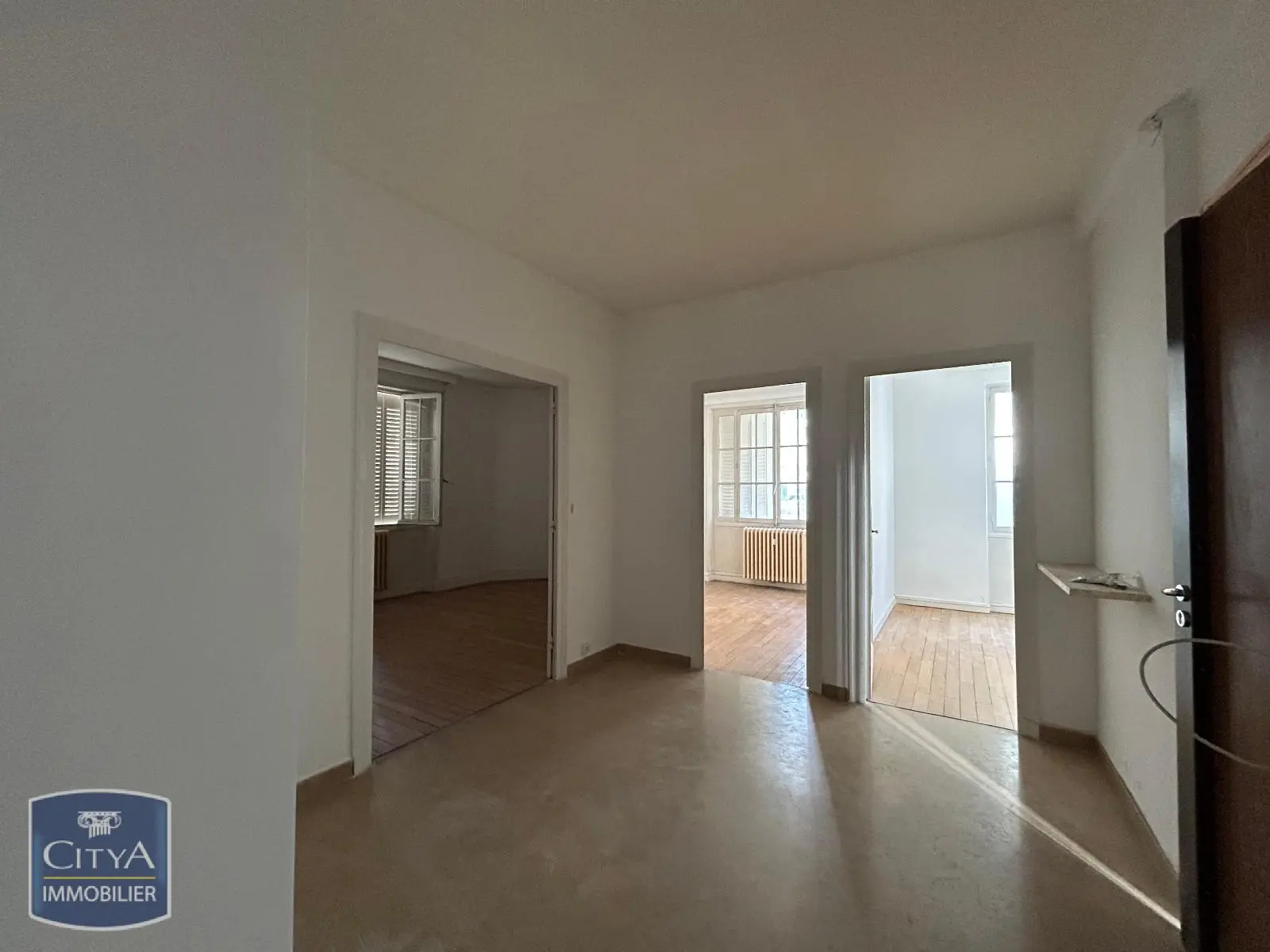 Photo 1 Local Professionnel 6 pièces 97m²