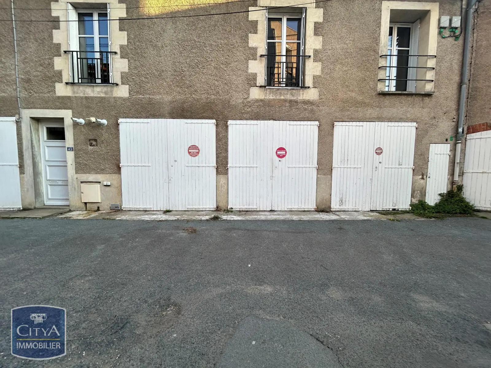 Photo 1 Parking
