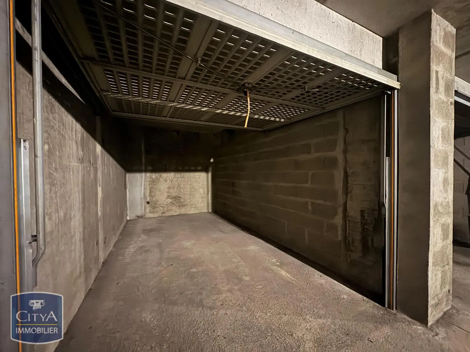 Photo 2 Parking