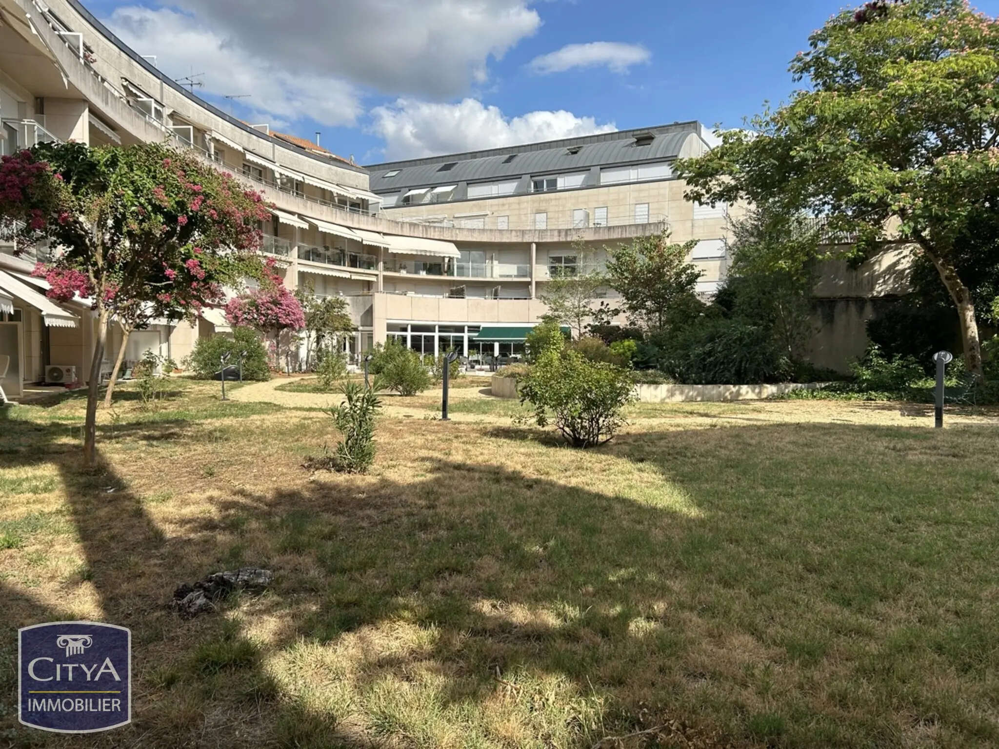 Photo 1 Appartement 1 pièce 27.7m²