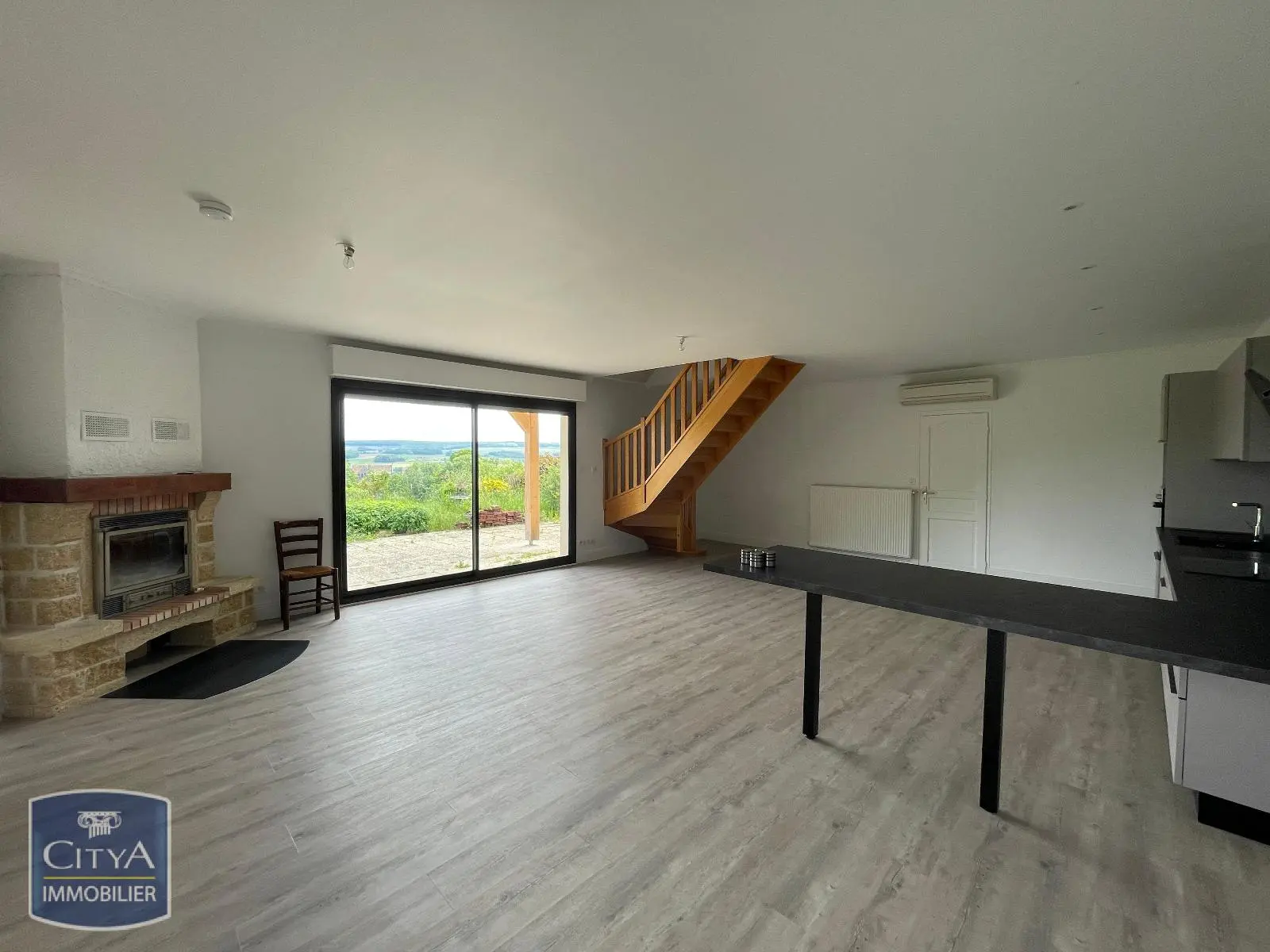 Photo 1 Appartement 4 pièces 137.16m²