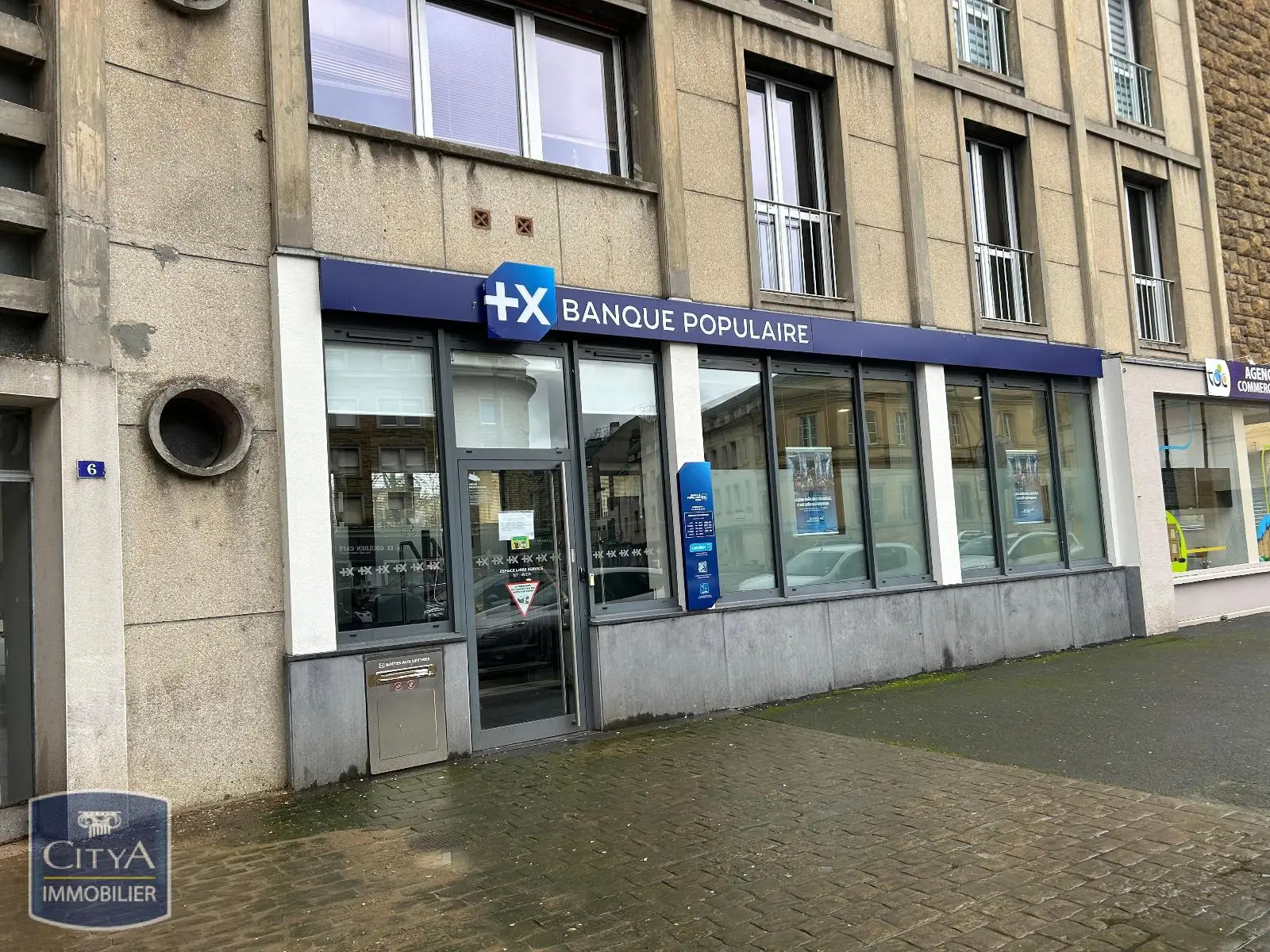 Photo 3 local commercial Sedan