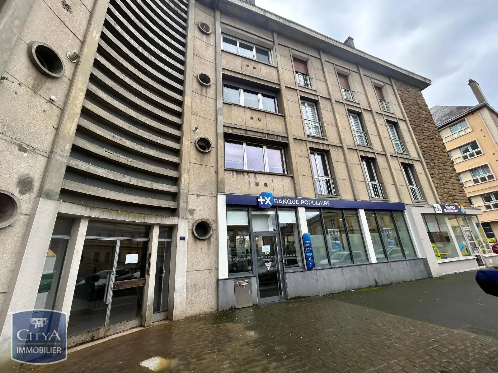 Photo 2 local commercial Sedan