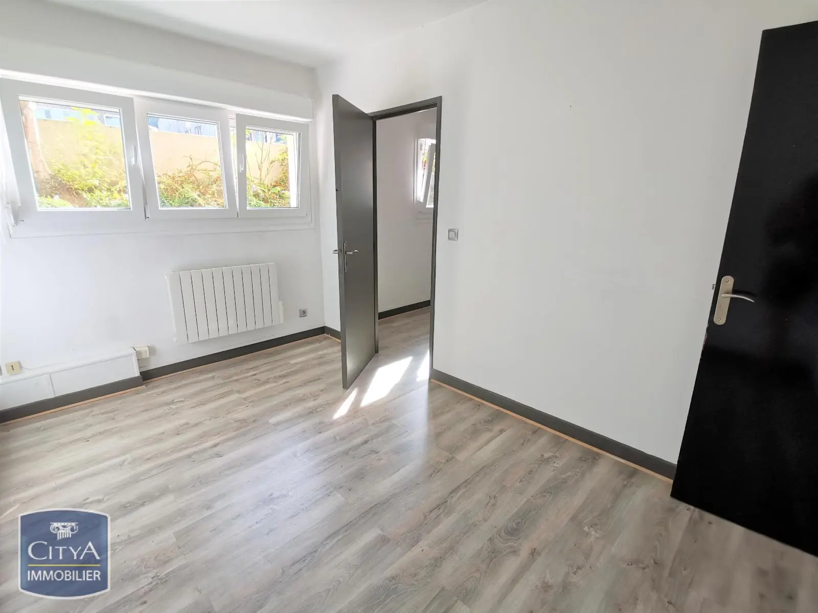 Photo 4 Local Commercial