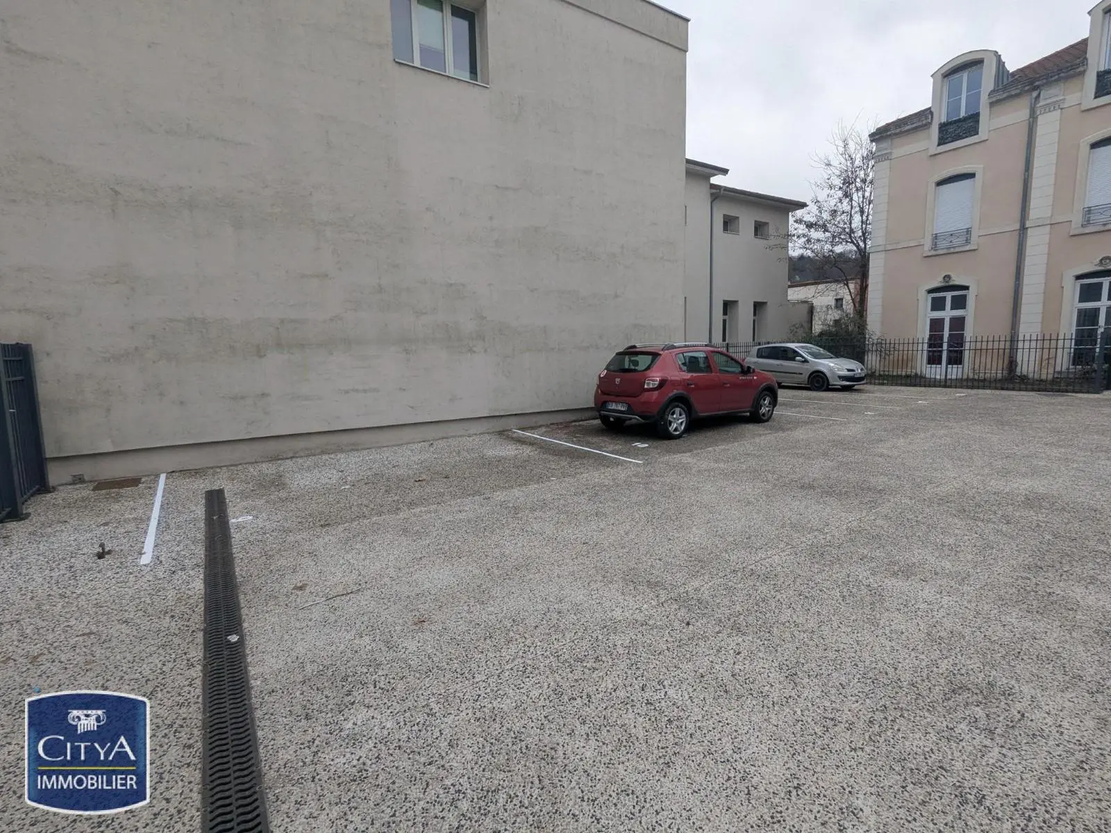 Photo 2 Parking