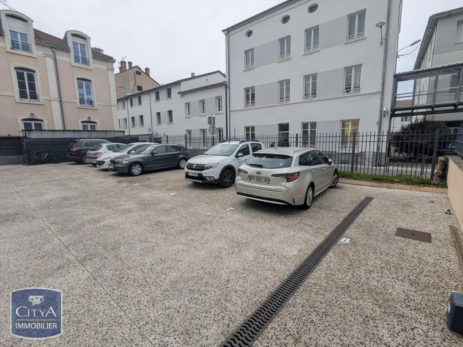 Photo 2 Parking