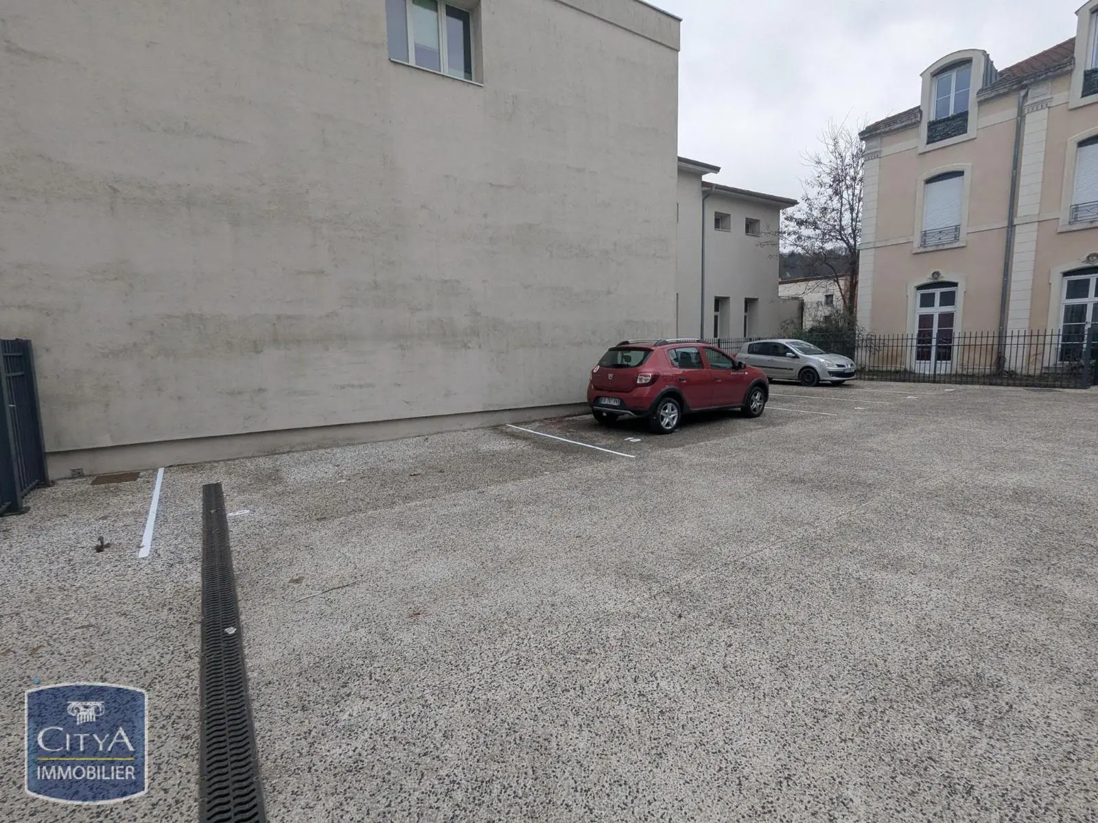 Photo 1 Parking