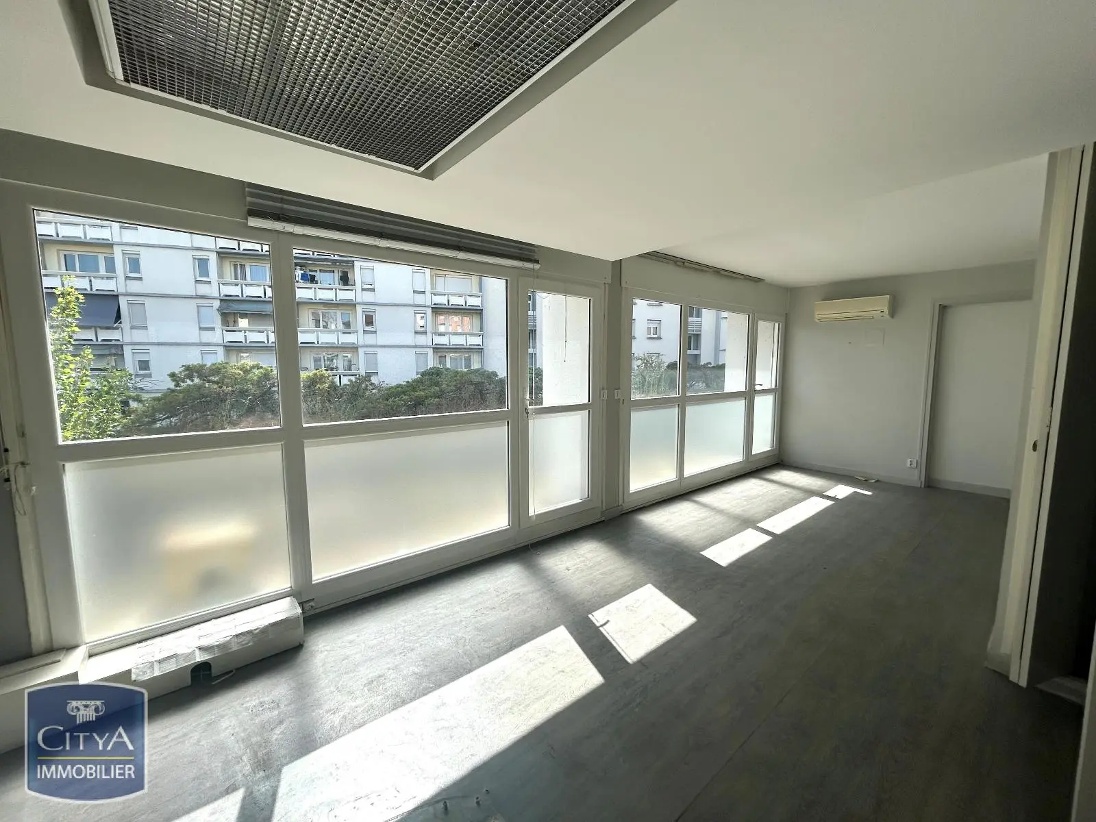 Photo 1 Local Professionnel 6 pièces 200m²