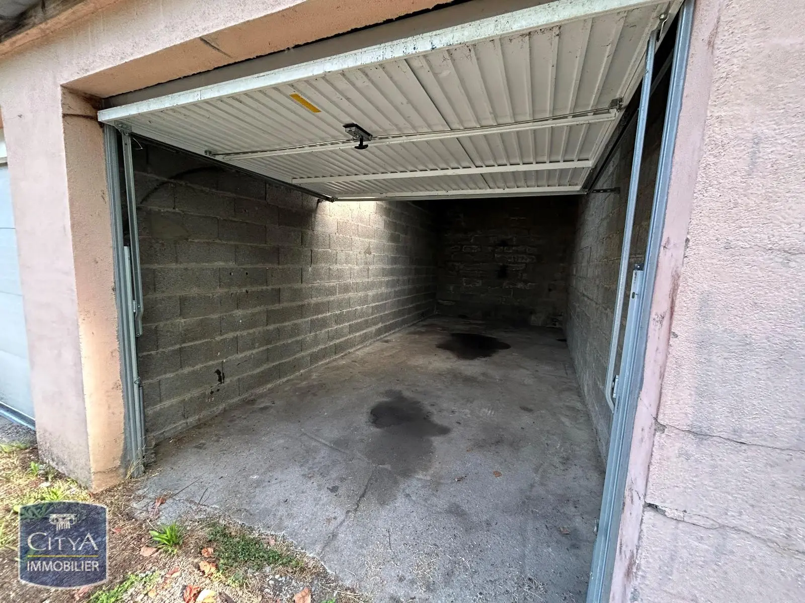 Photo 2 Parking