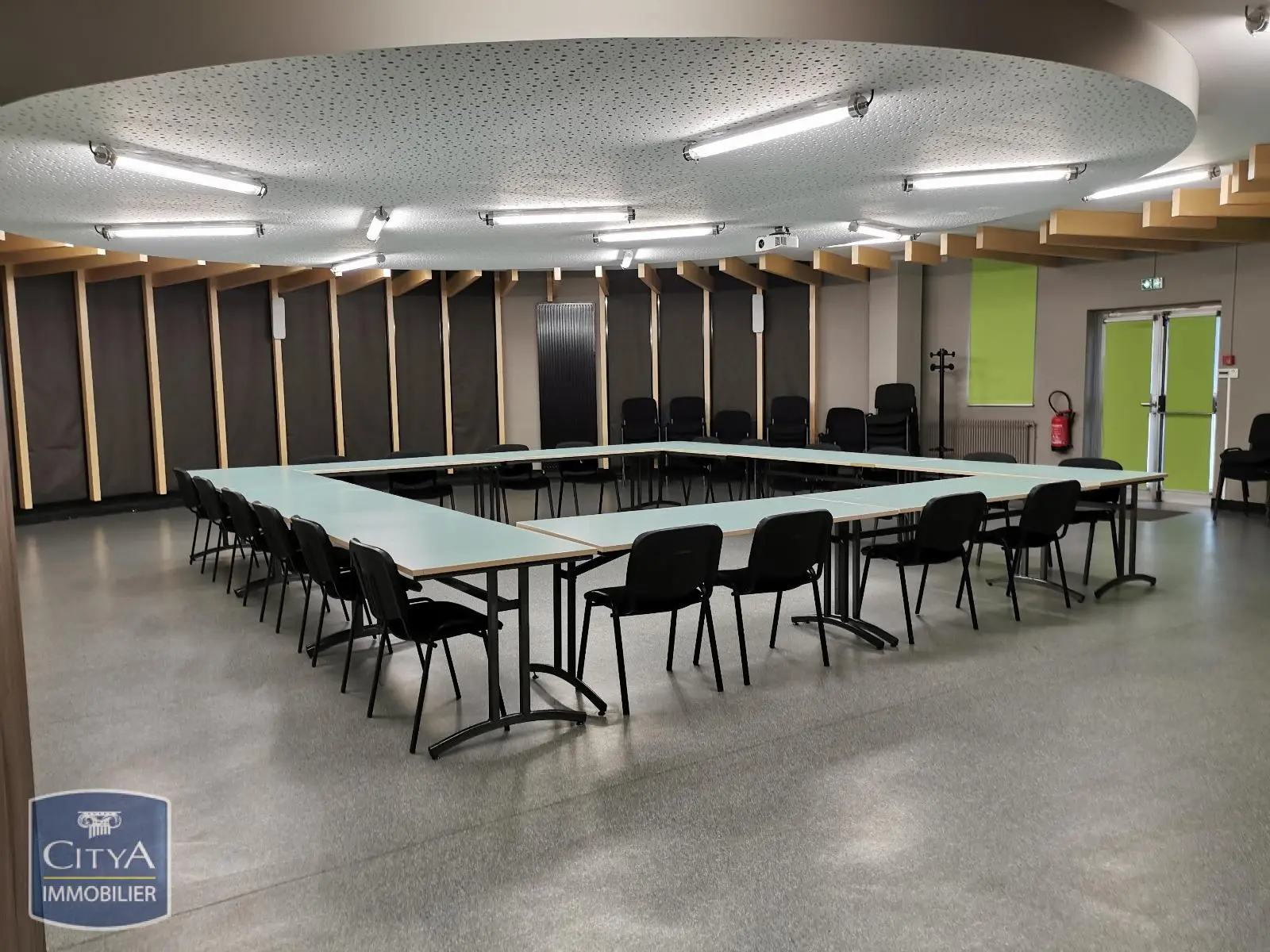 Photo 1 Local Professionnel 80 pièces 2414m²