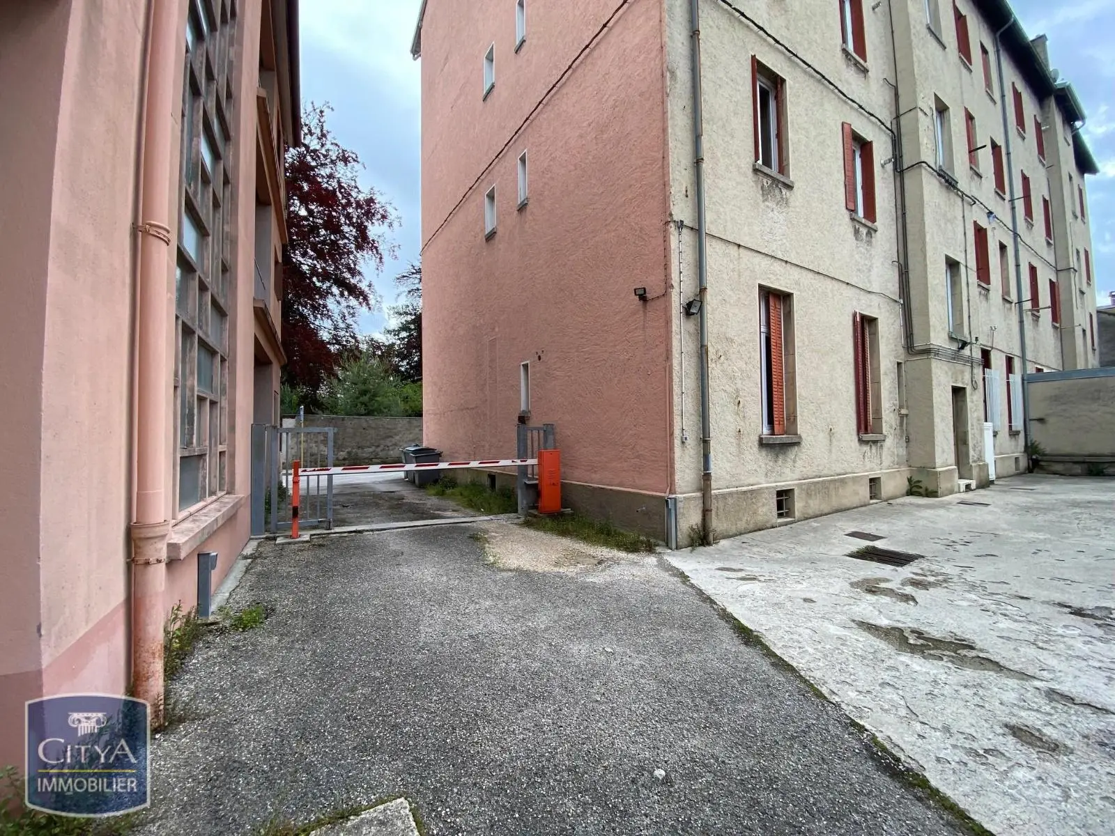 Photo 3 Parking