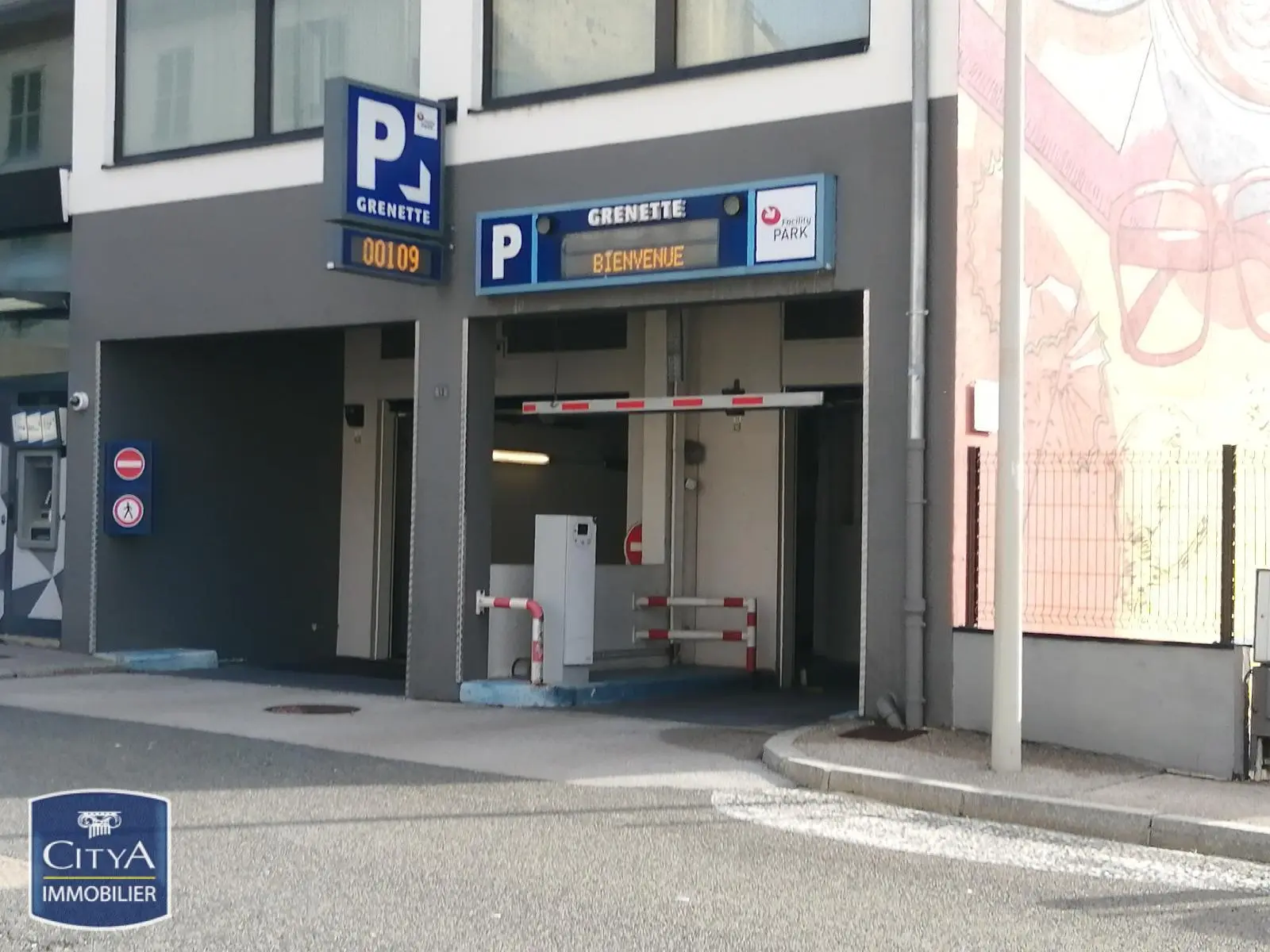 Photo 1 Parking