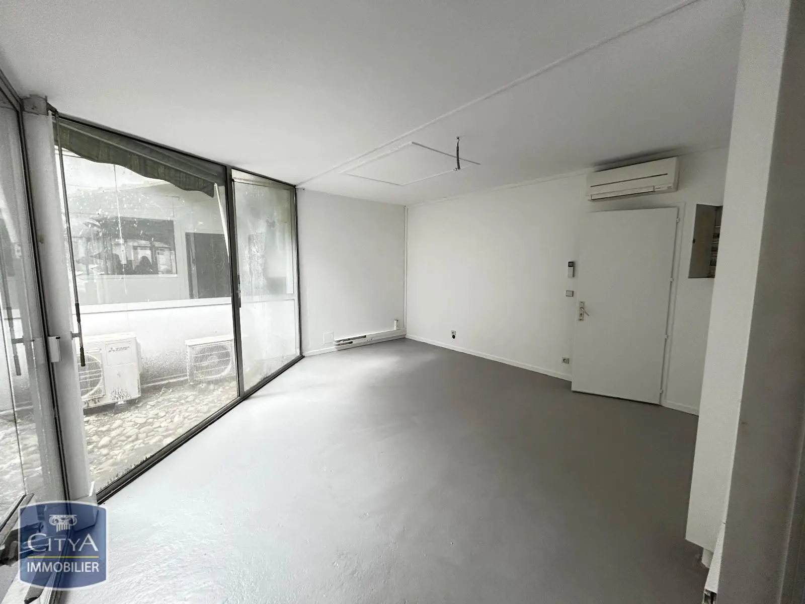 Photo 6 Local Commercial