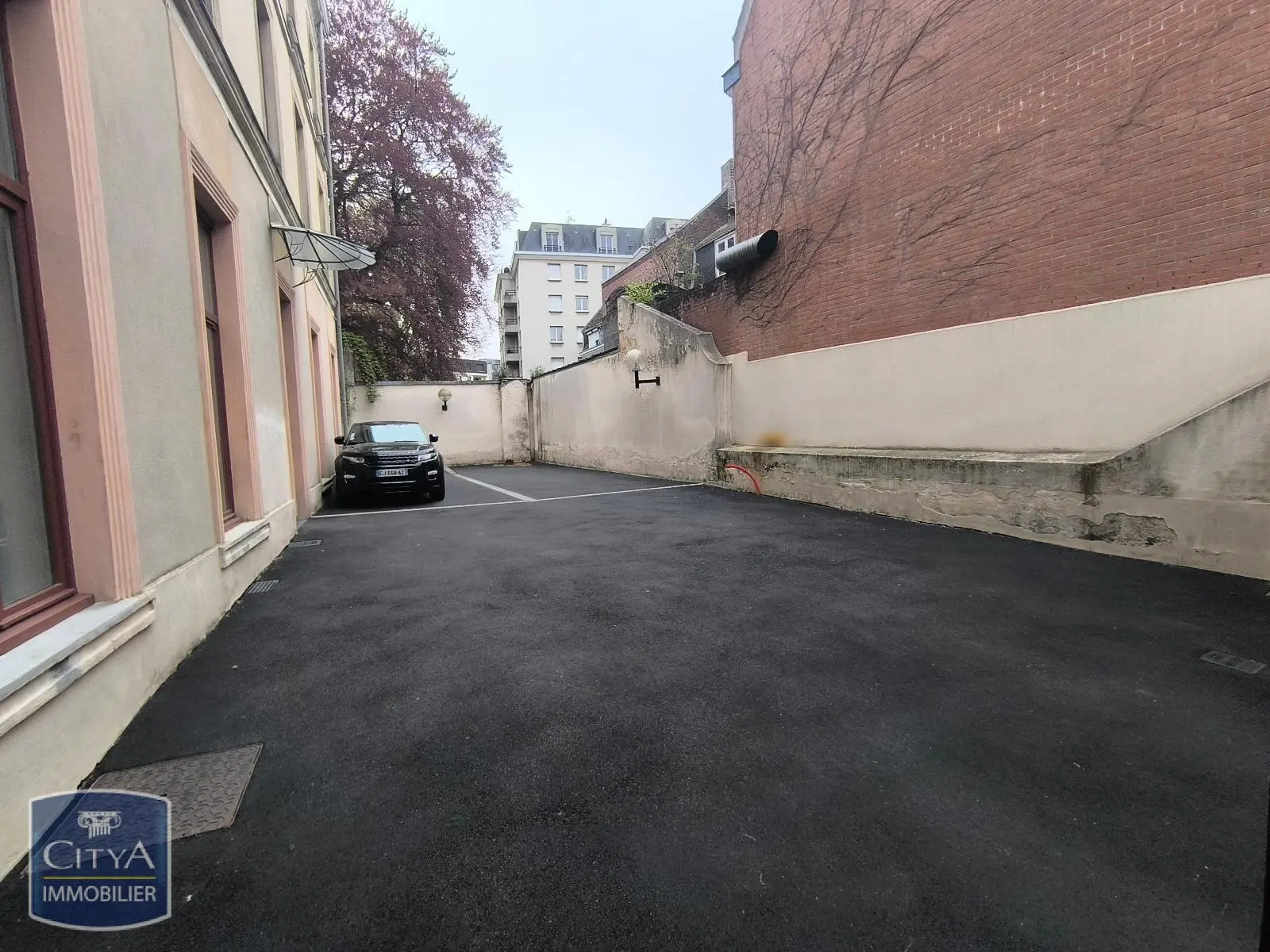 Photo 1 Parking
