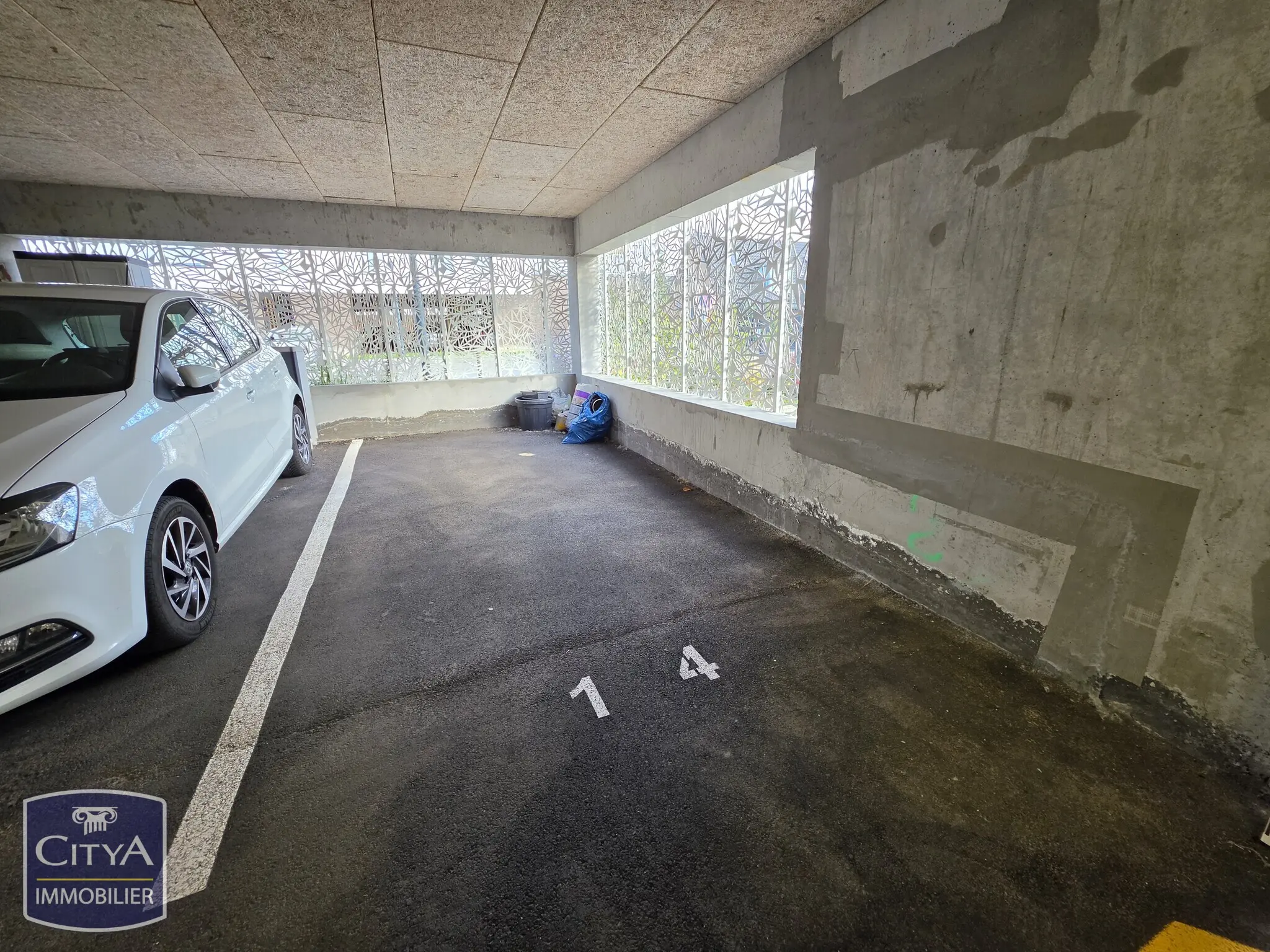 Photo 2 Parking