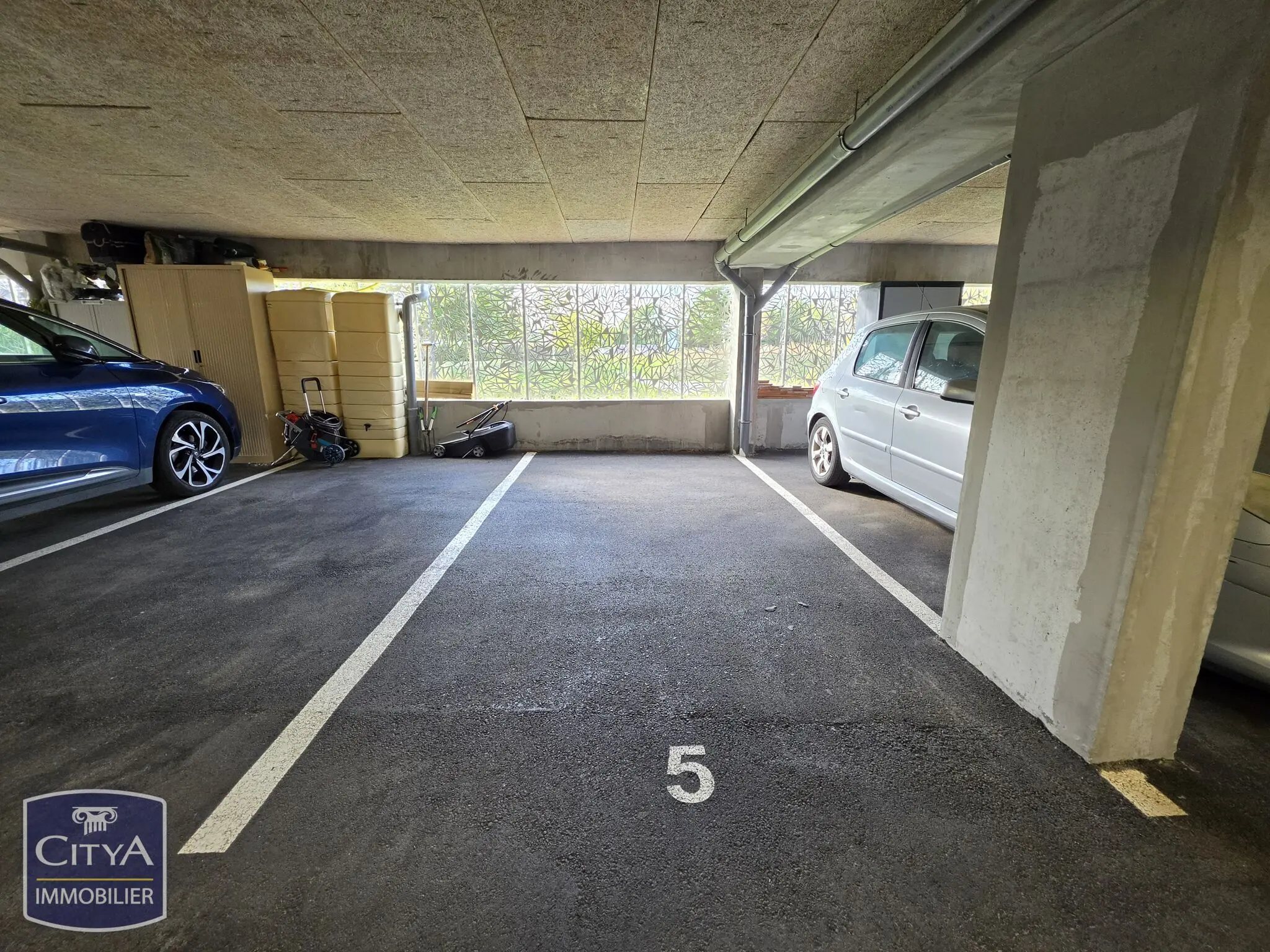 Photo 3 Parking