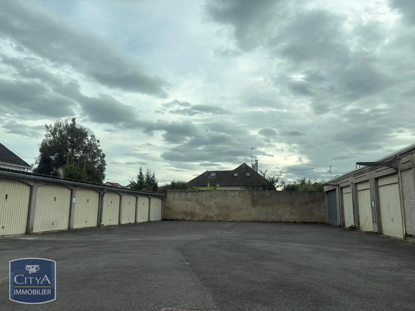 Photo 1 Parking