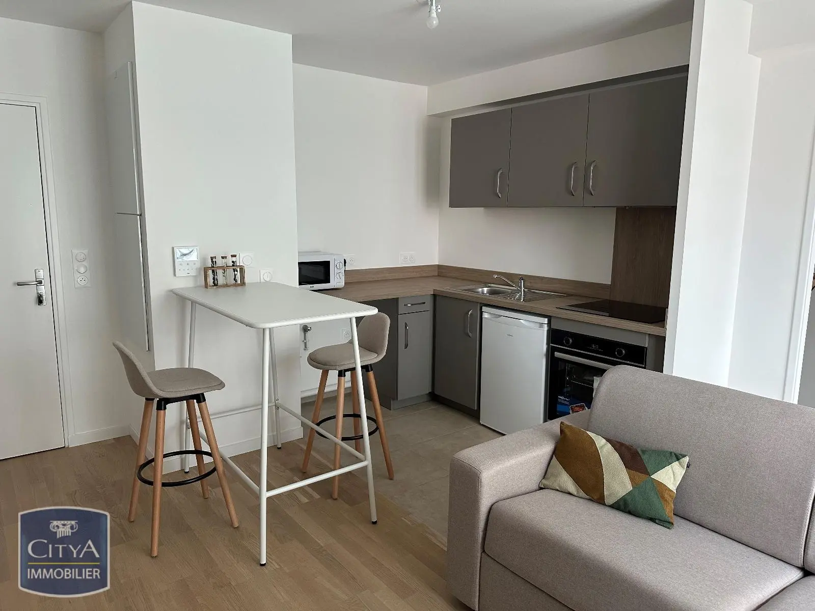 Photo 2 Appartement 1 pièce 27.8m²