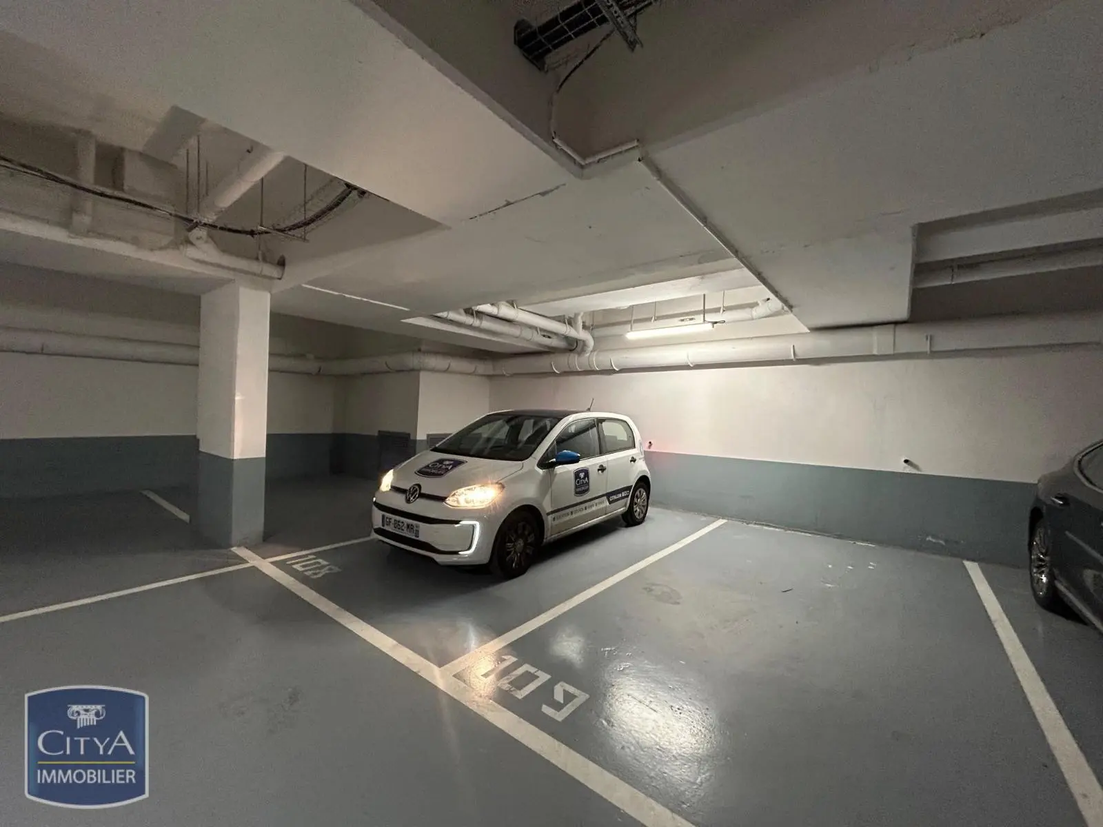 Photo 2 Parking