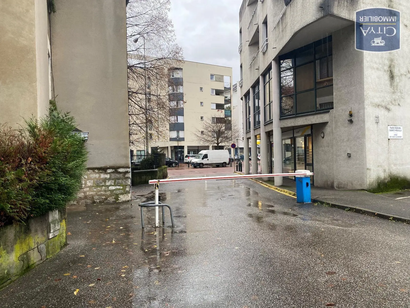 Photo 2 Parking